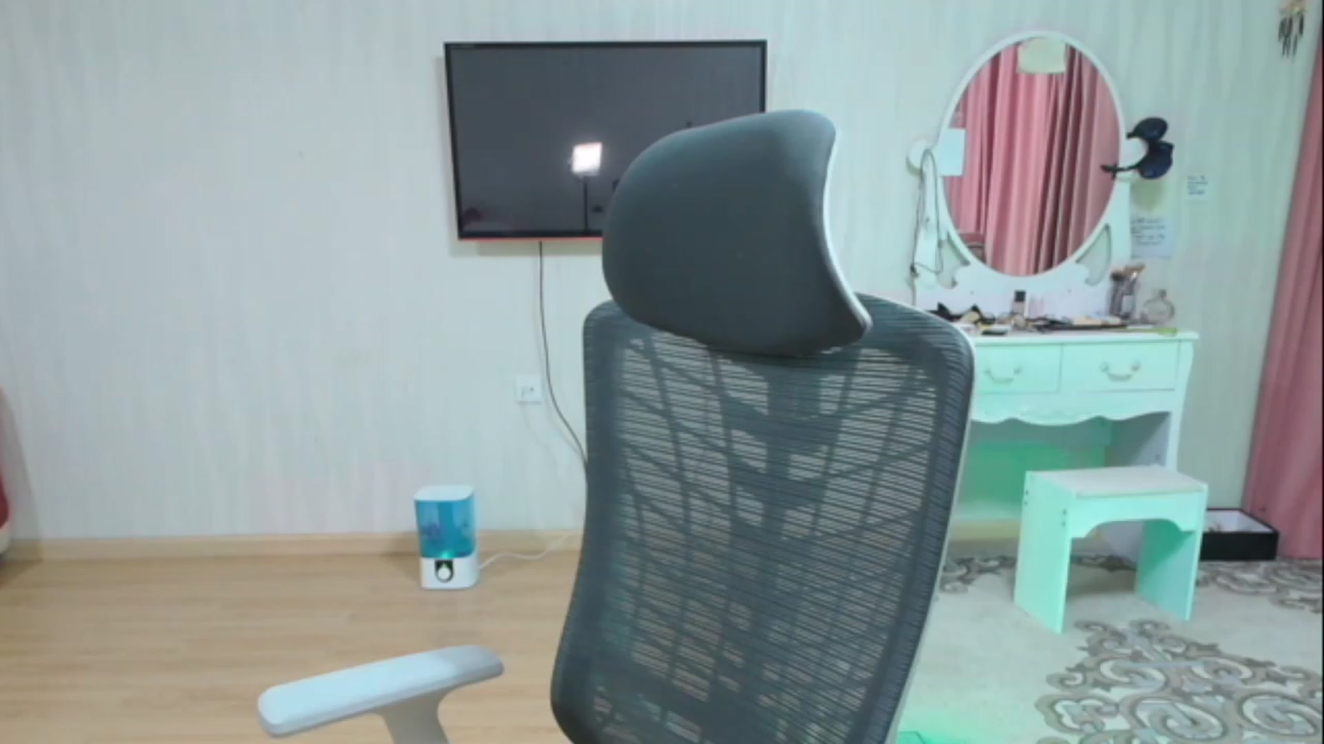 Gallery image thumbnail from Asiankitty_oX's myfreecams stream on, 04/30/2023, 10:15 image 16 of 20