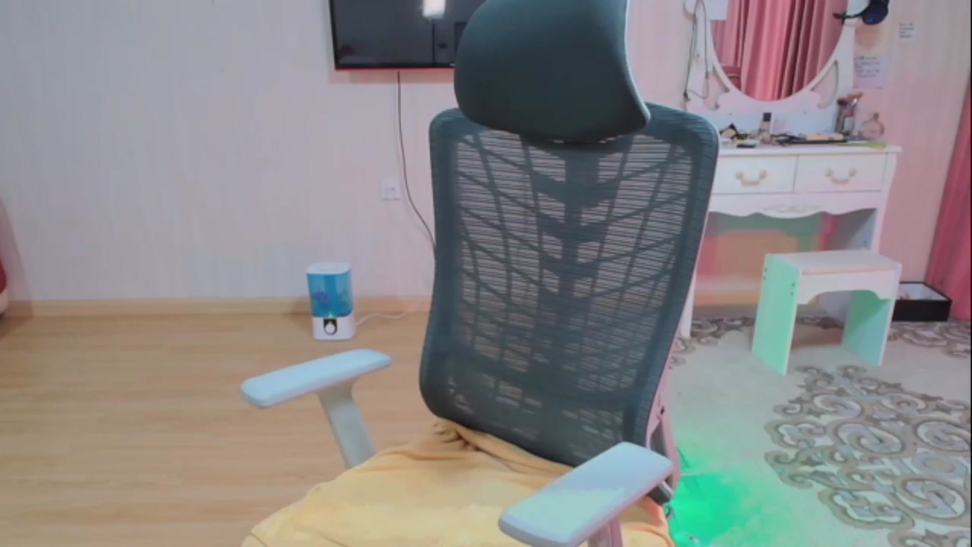 Gallery image thumbnail from Asiankitty_oX's myfreecams stream on, 04/30/2023, 10:15 image 10 of 20