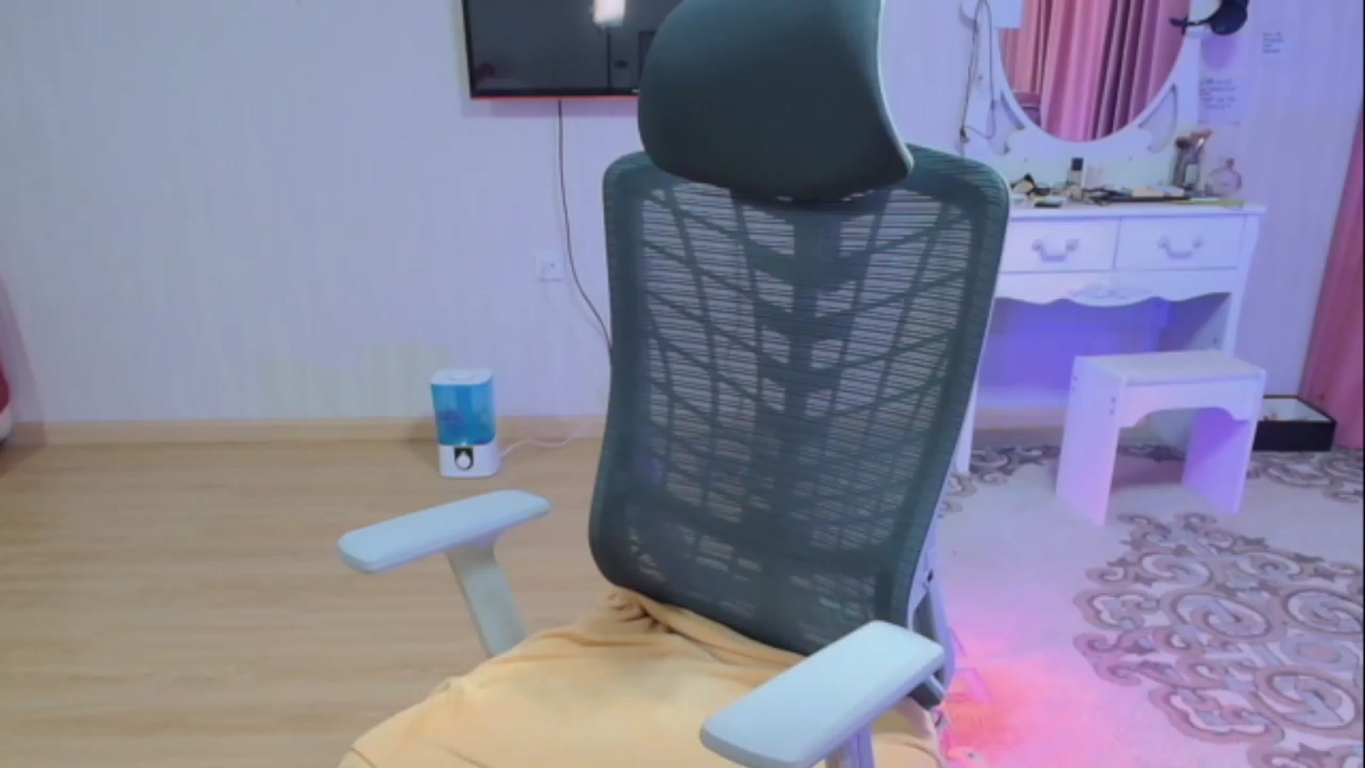 Gallery image thumbnail from Asiankitty_oX's myfreecams stream on, 04/30/2023, 10:15 image 9 of 20