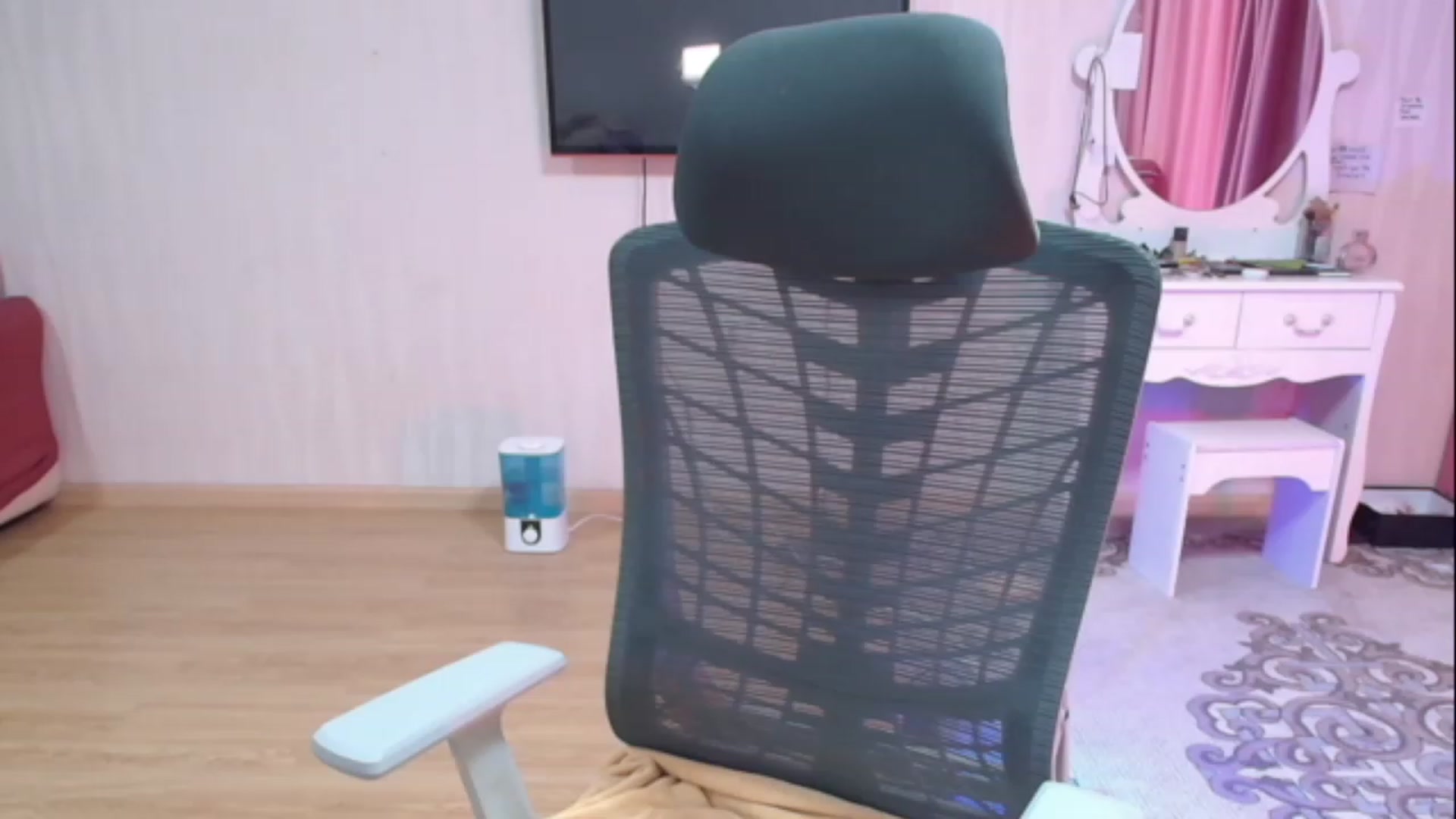 Gallery image thumbnail from Asiankitty_oX's myfreecams stream on, 05/01/2023, 08:31 image 1 of 20