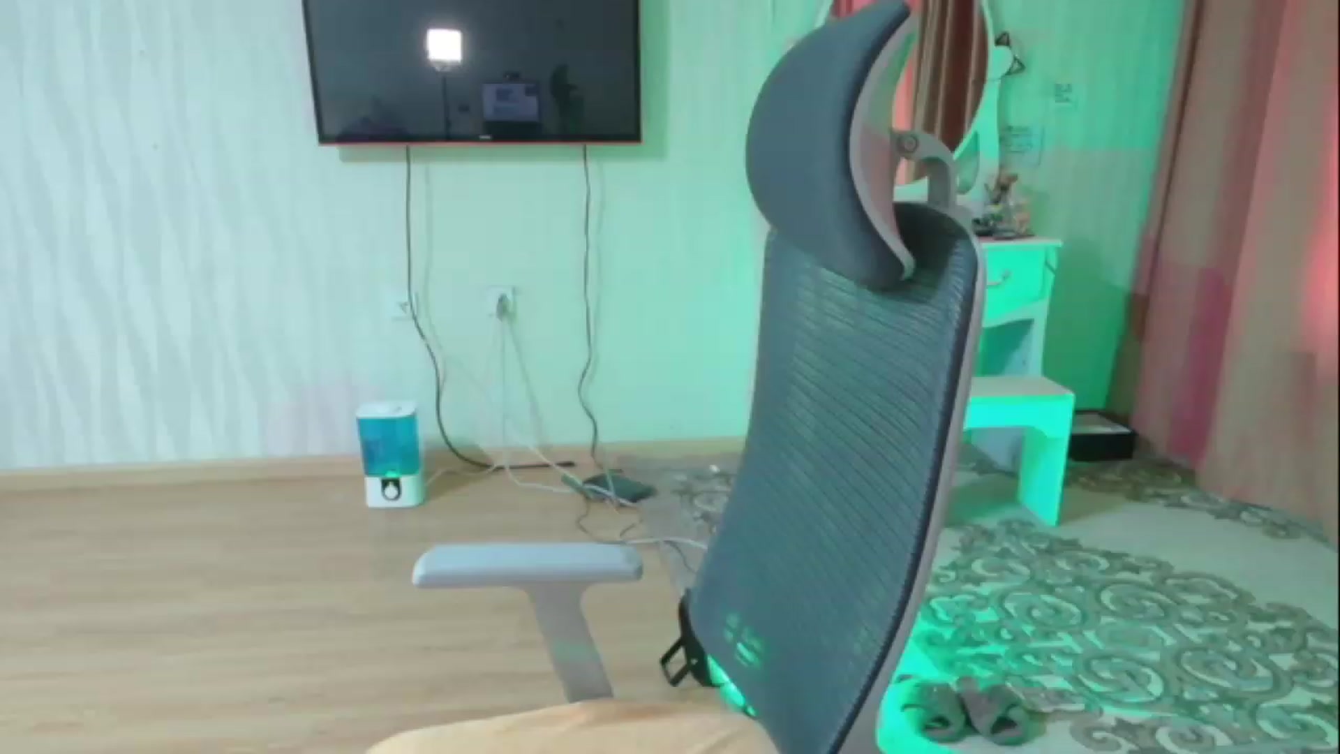 Gallery image thumbnail from Asiankitty_oX's myfreecams stream on, 05/07/2023, 08:53 image 18 of 20