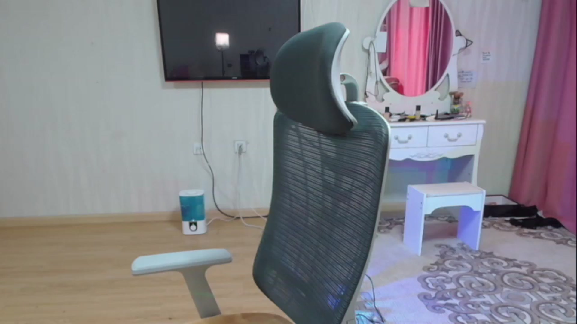 Gallery image thumbnail from Asiankitty_oX's myfreecams stream on, 05/08/2023, 02:52 image 10 of 20