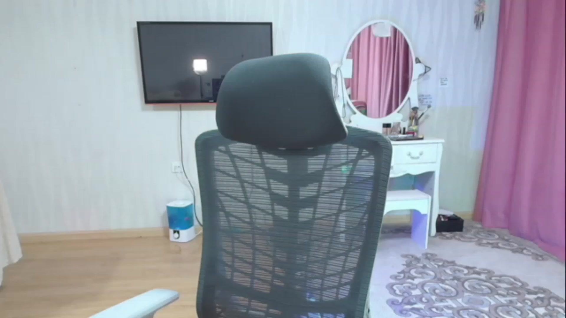 Gallery image thumbnail from Asiankitty_oX's myfreecams stream on, 05/08/2023, 15:31 image 5 of 20