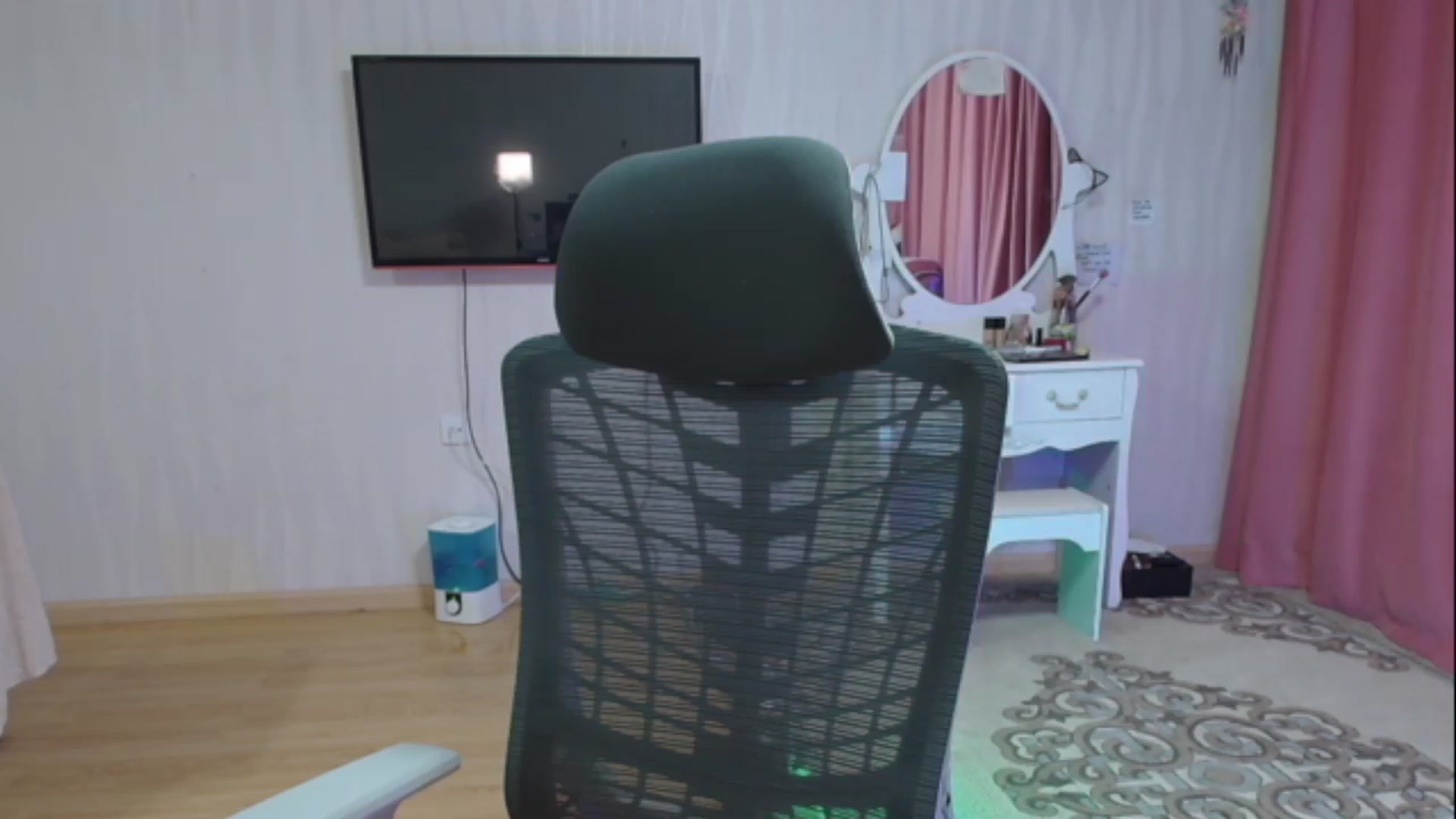 Gallery image thumbnail from Asiankitty_oX's myfreecams stream on, 05/08/2023, 15:31 image 6 of 20
