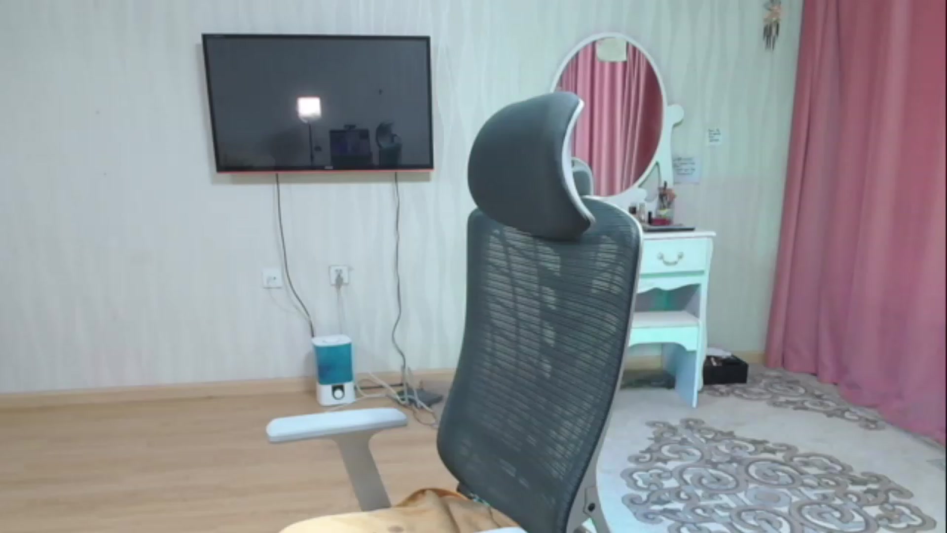 Gallery image thumbnail from Asiankitty_oX's myfreecams stream on, 05/09/2023, 12:16 image 6 of 20