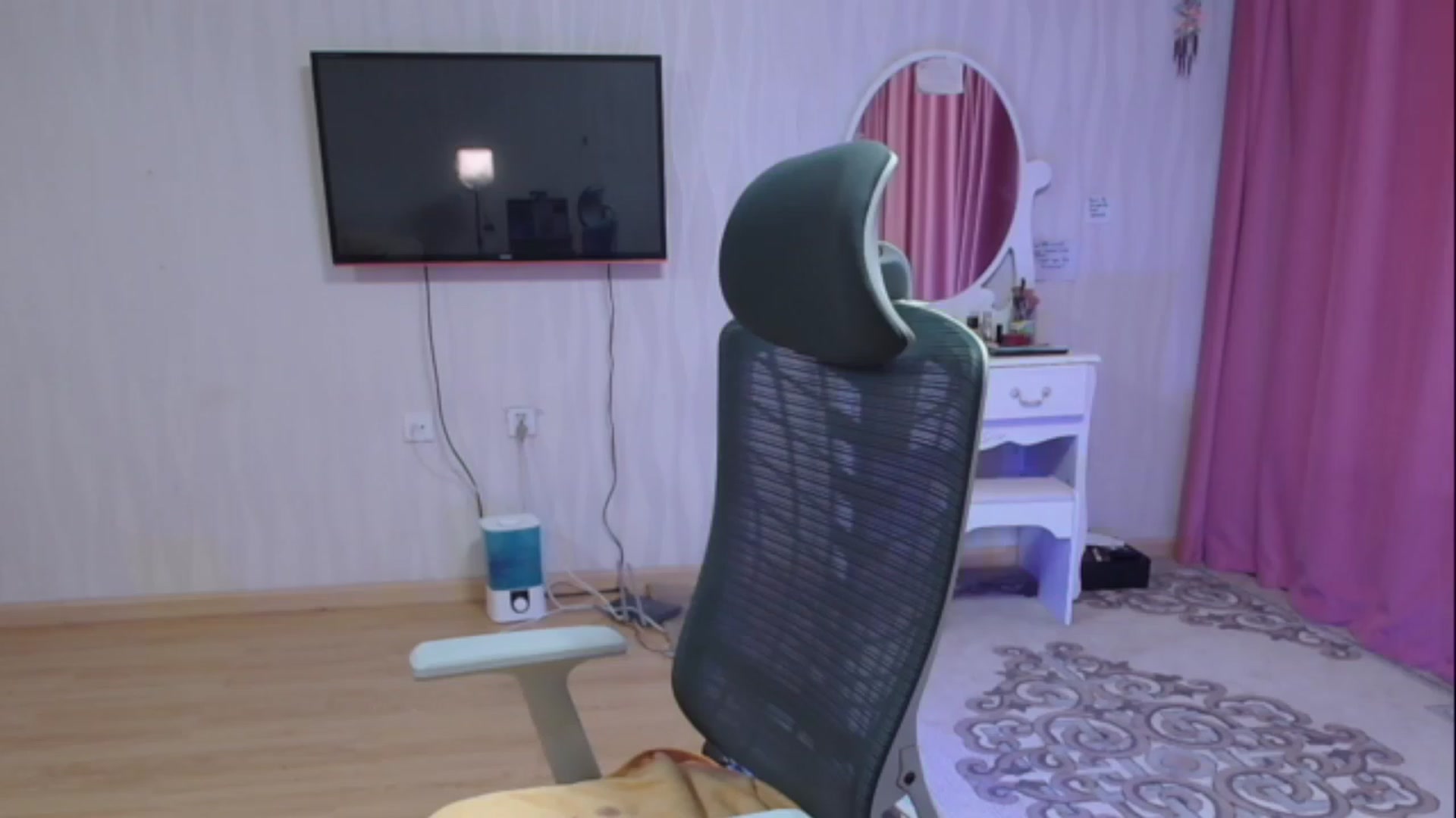 Gallery image thumbnail from Asiankitty_oX's myfreecams stream on, 05/09/2023, 12:16 image 7 of 20