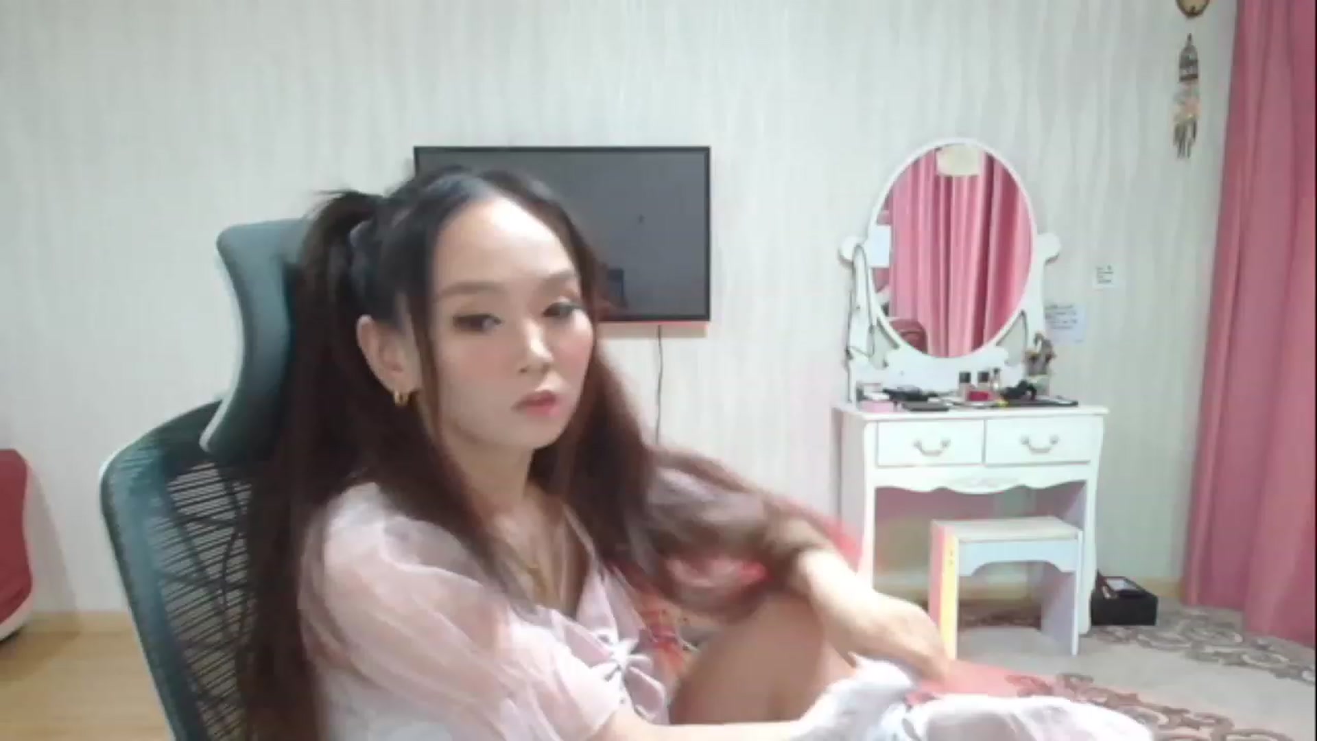 Gallery image thumbnail from Asiankitty_oX's myfreecams stream on, 05/10/2023, 14:06 image 2 of 20