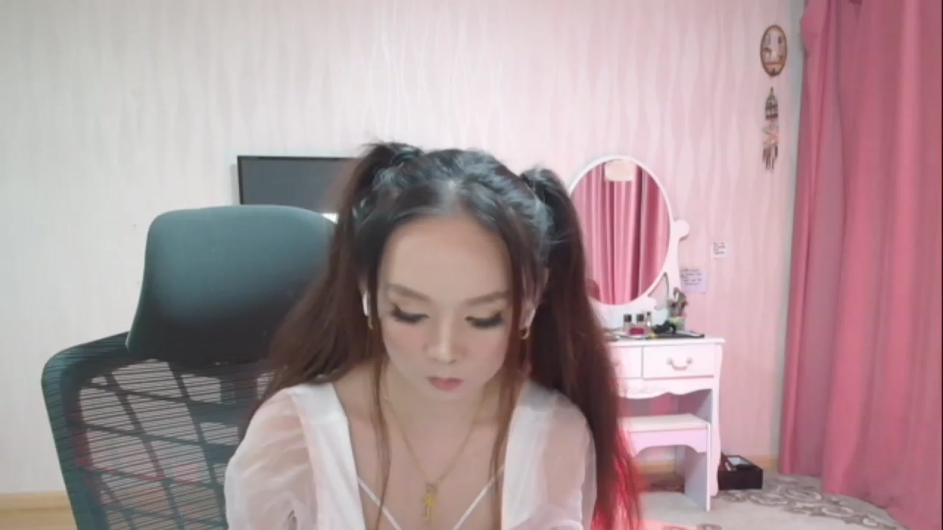 Gallery image thumbnail from Asiankitty_oX's myfreecams stream on, 05/10/2023, 14:06 image 3 of 20