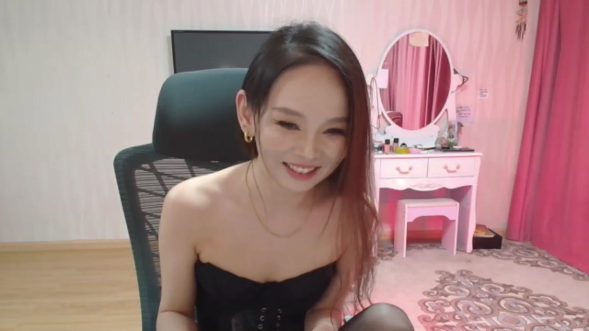 Gallery image thumbnail from Asiankitty_oX's myfreecams stream on, 05/13/2023, 14:10 image 7 of 20