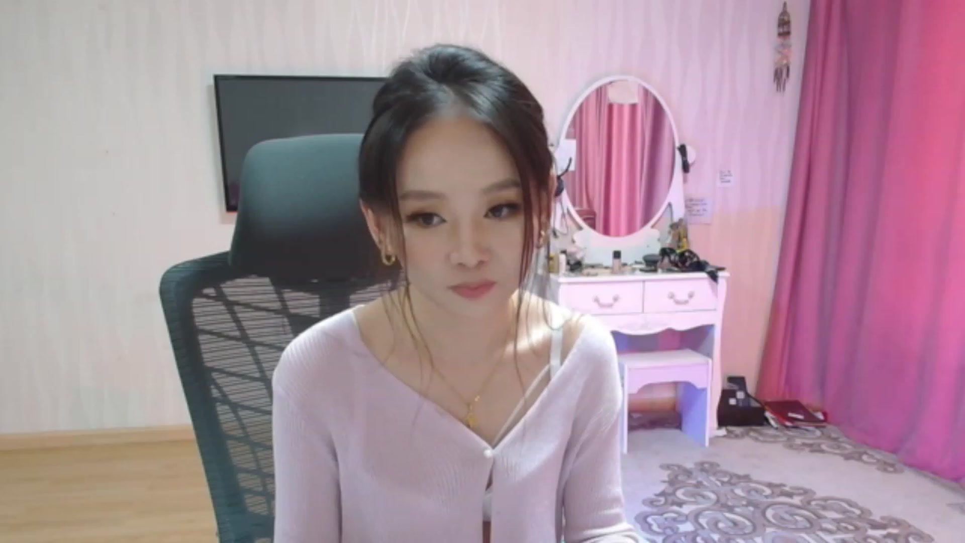 Gallery image thumbnail from Asiankitty_oX's myfreecams stream on, 05/21/2023, 07:04 image 8 of 20