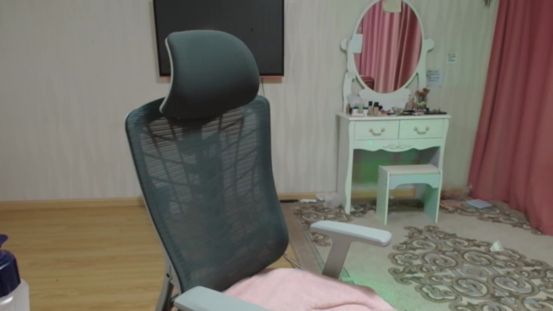Gallery image thumbnail from Asiankitty_oX's myfreecams stream on, 05/31/2023, 13:31 image 9 of 20
