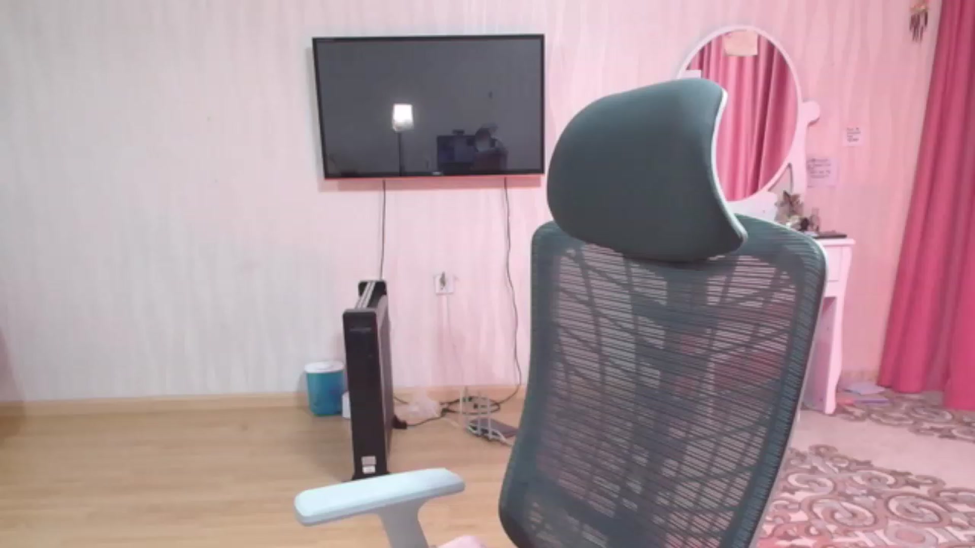 Gallery image thumbnail from Asiankitty_oX's myfreecams stream on, 06/03/2023, 13:22 image 2 of 20
