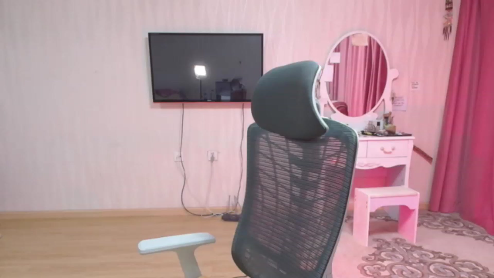 Gallery image thumbnail from Asiankitty_oX's myfreecams stream on, 06/15/2023, 13:25 image 12 of 20
