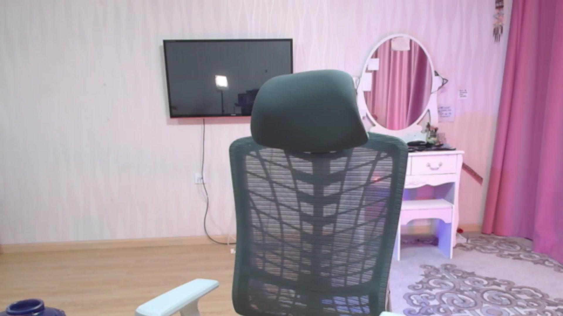 Gallery image thumbnail from Asiankitty_oX's myfreecams stream on, 06/18/2023, 13:25 image 11 of 20