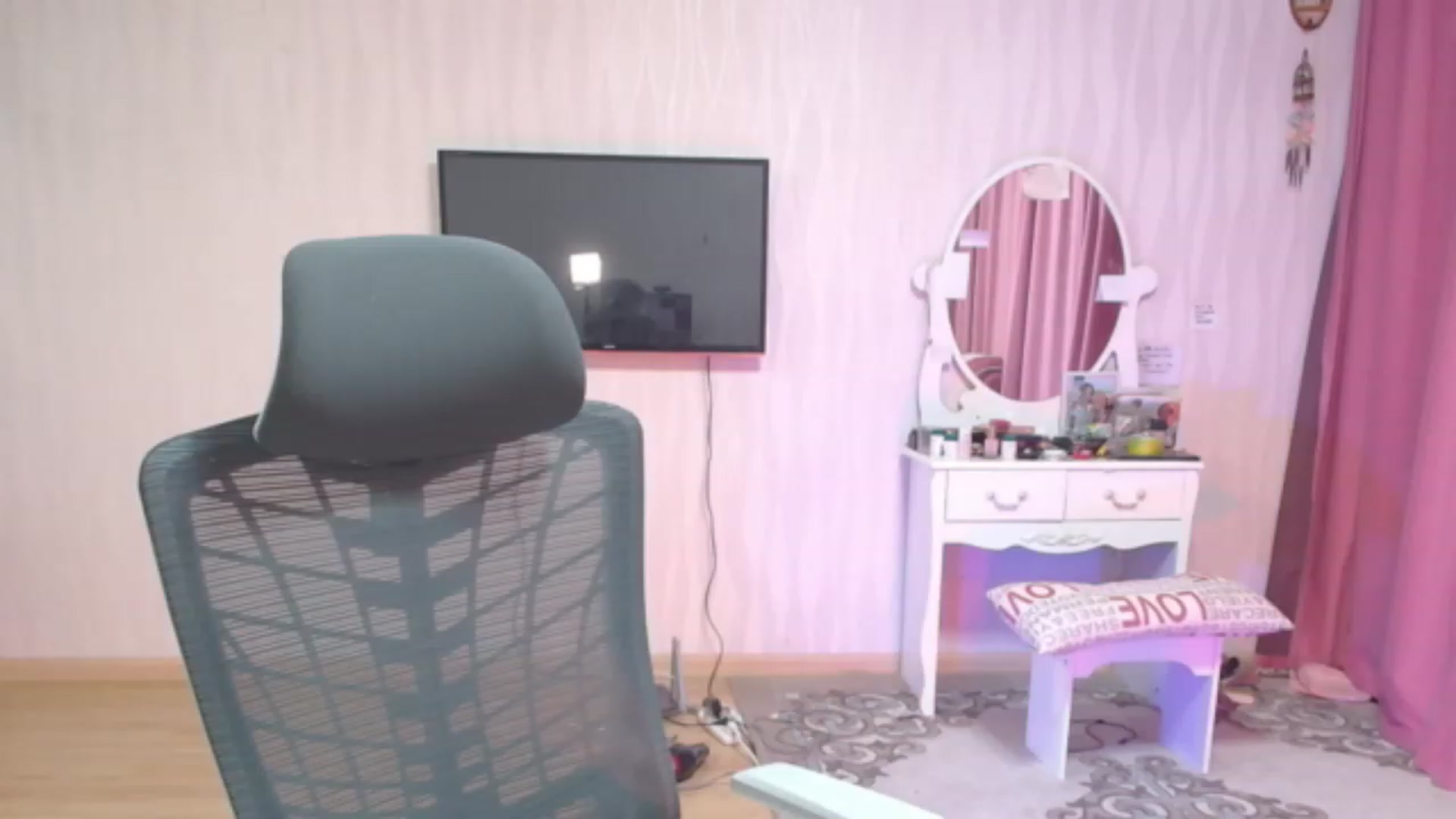 Gallery image thumbnail from Asiankitty_oX's myfreecams stream on, 07/30/2023, 15:06 image 19 of 20