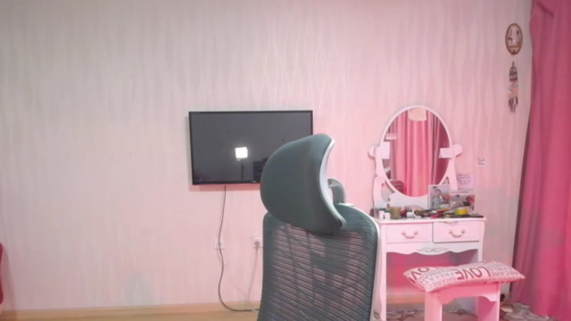 Gallery image thumbnail from Asiankitty_oX's myfreecams stream on, 07/31/2023, 04:02 image 17 of 20
