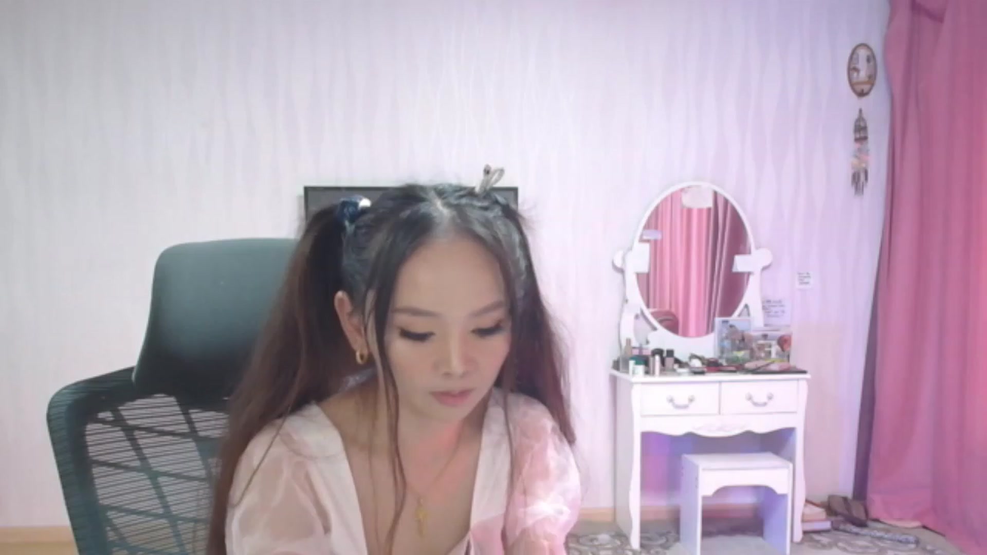 Gallery image thumbnail from Asiankitty_oX's myfreecams stream on, 08/05/2023, 10:11 image 8 of 20
