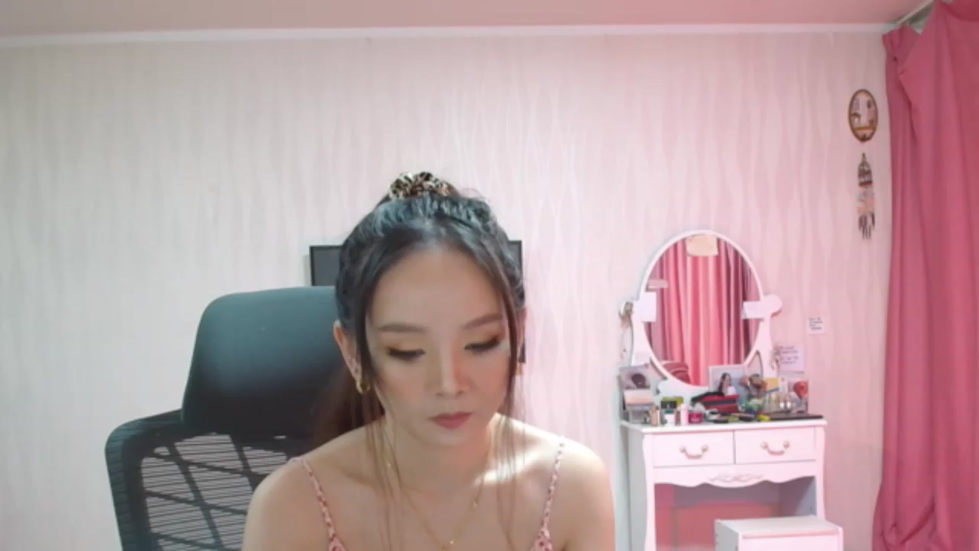 Gallery image thumbnail from Asiankitty_oX's myfreecams stream on, 08/13/2023, 24:33 image 3 of 20