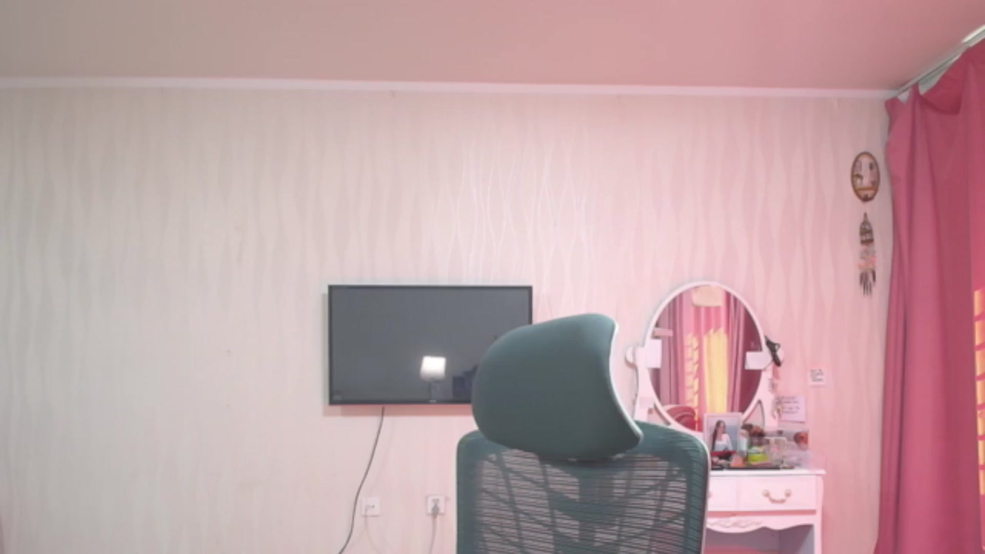 Gallery image thumbnail from Asiankitty_oX's myfreecams stream on, 08/17/2023, 02:46 image 18 of 20