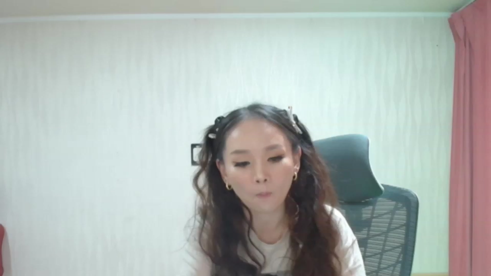 Gallery image thumbnail from Asiankitty_oX's myfreecams stream on, 09/01/2023, 07:43 image 16 of 20