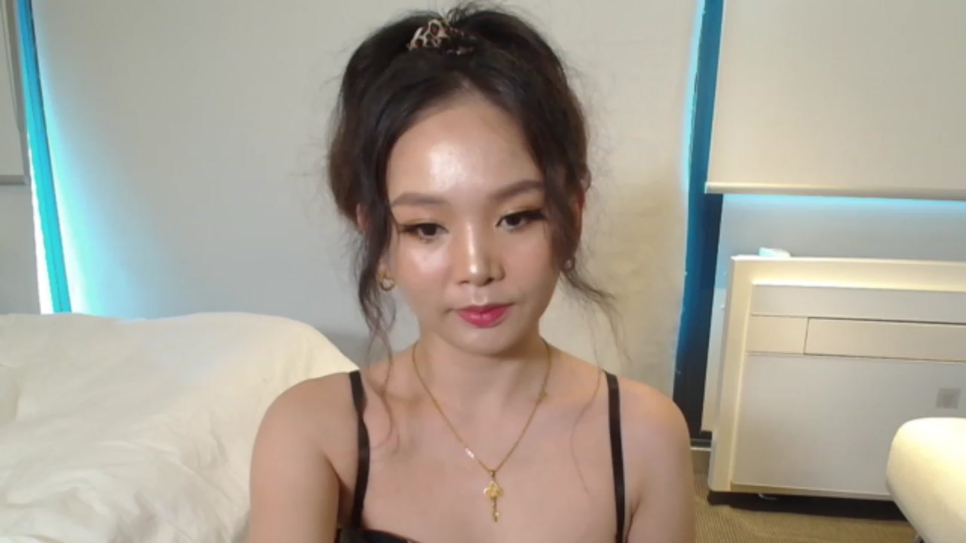 Gallery image thumbnail from Asiankitty_oX's myfreecams stream on, 12/04/2023, 02:19 image 19 of 20