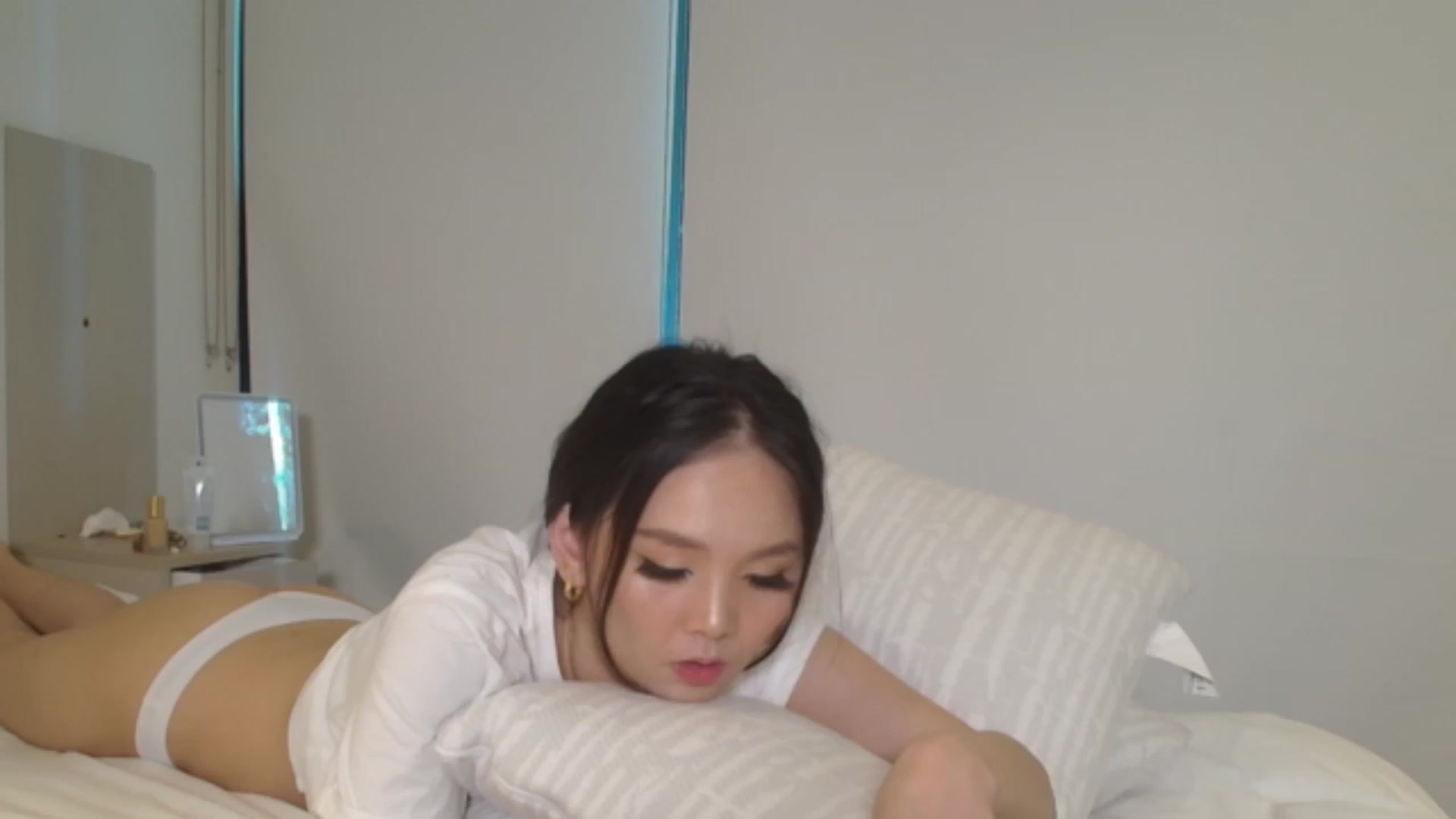 Gallery image thumbnail from Asiankitty_oX's myfreecams stream on, 01/15/2024, 03:50 image 14 of 20
