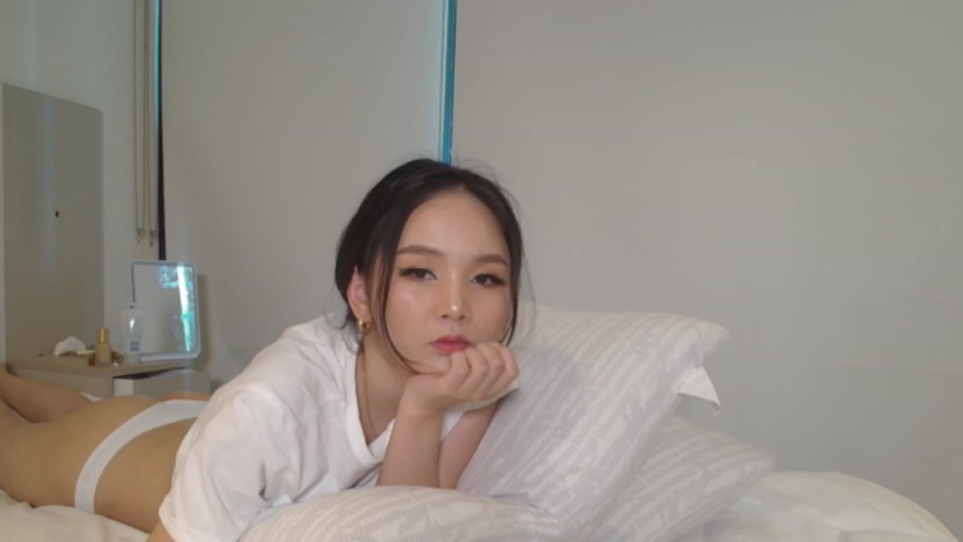 Gallery image thumbnail from Asiankitty_oX's myfreecams stream on, 01/15/2024, 03:50 image 15 of 20