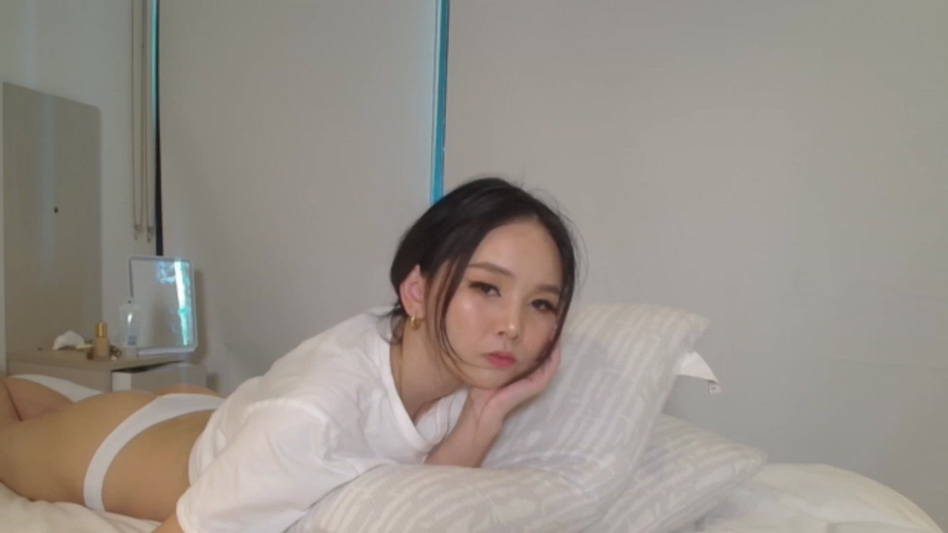 Gallery image thumbnail from Asiankitty_oX's myfreecams stream on, 01/15/2024, 03:50 image 12 of 20