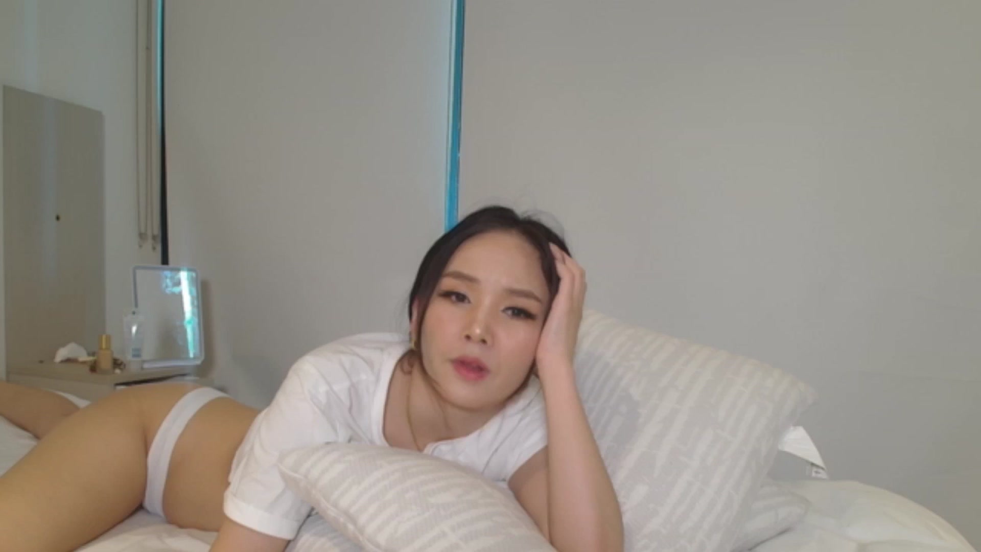 Gallery image thumbnail from Asiankitty_oX's myfreecams stream on, 01/15/2024, 03:50 image 13 of 20