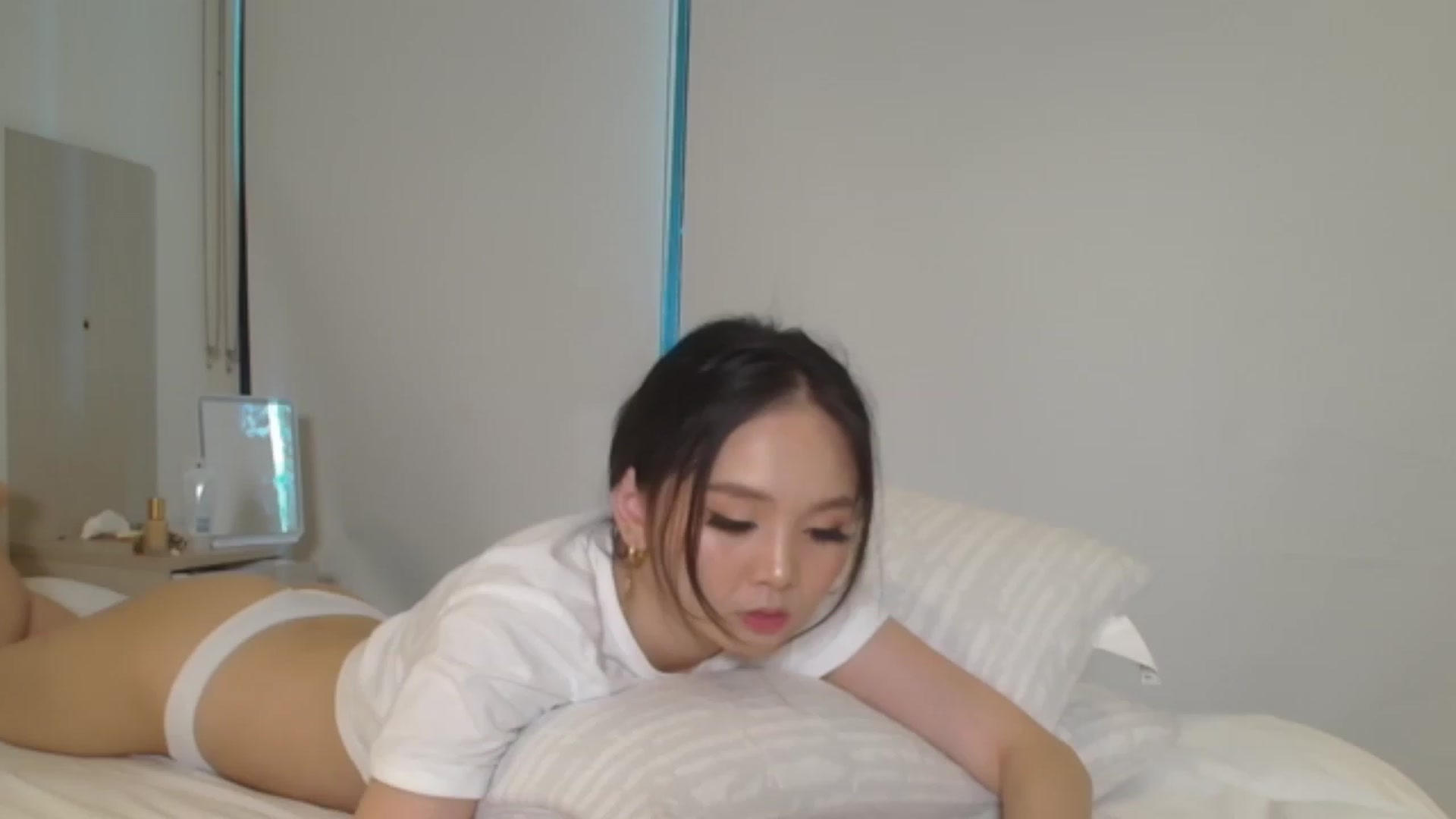Gallery image thumbnail from Asiankitty_oX's myfreecams stream on, 01/15/2024, 03:50 image 7 of 20