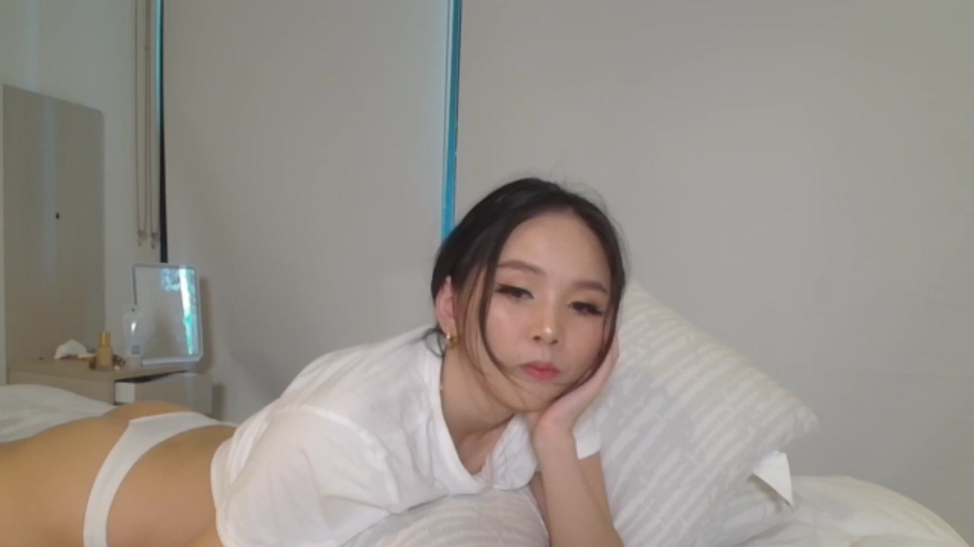 Gallery image thumbnail from Asiankitty_oX's myfreecams stream on, 01/15/2024, 03:50 image 4 of 20