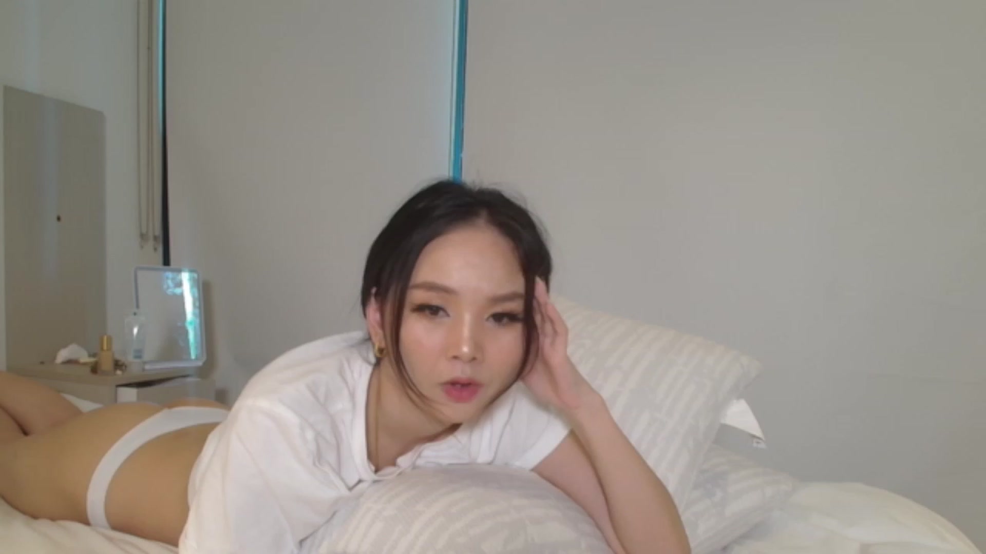 Gallery image thumbnail from Asiankitty_oX's myfreecams stream on, 01/15/2024, 03:50 image 11 of 20