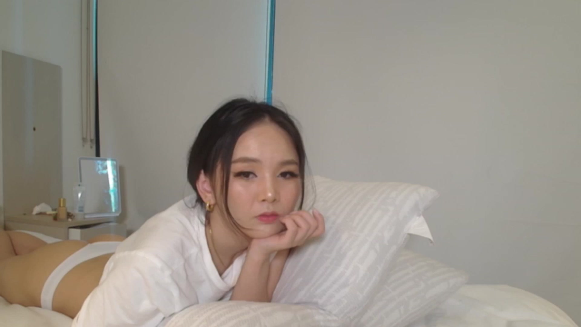 Gallery image thumbnail from Asiankitty_oX's myfreecams stream on, 01/15/2024, 03:50 image 16 of 20