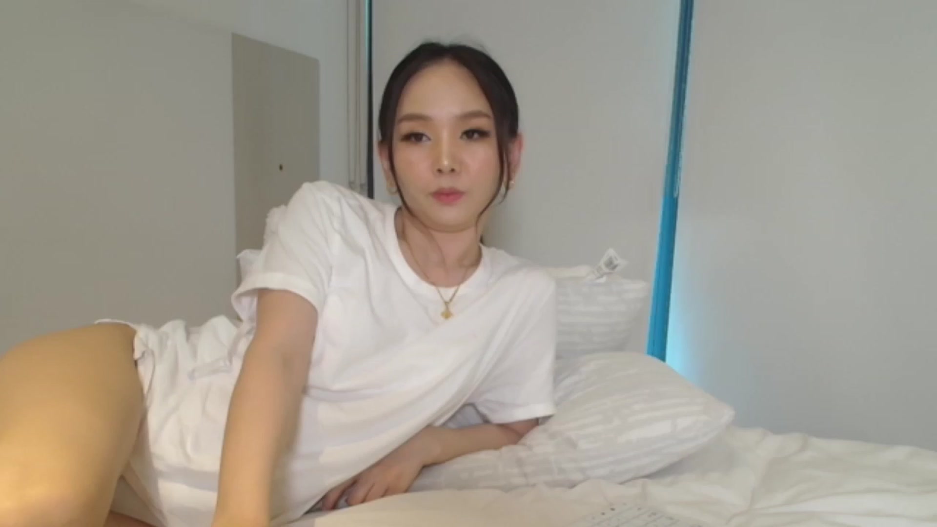 Gallery image thumbnail from Asiankitty_oX's myfreecams stream on, 01/15/2024, 04:58 image 20 of 20