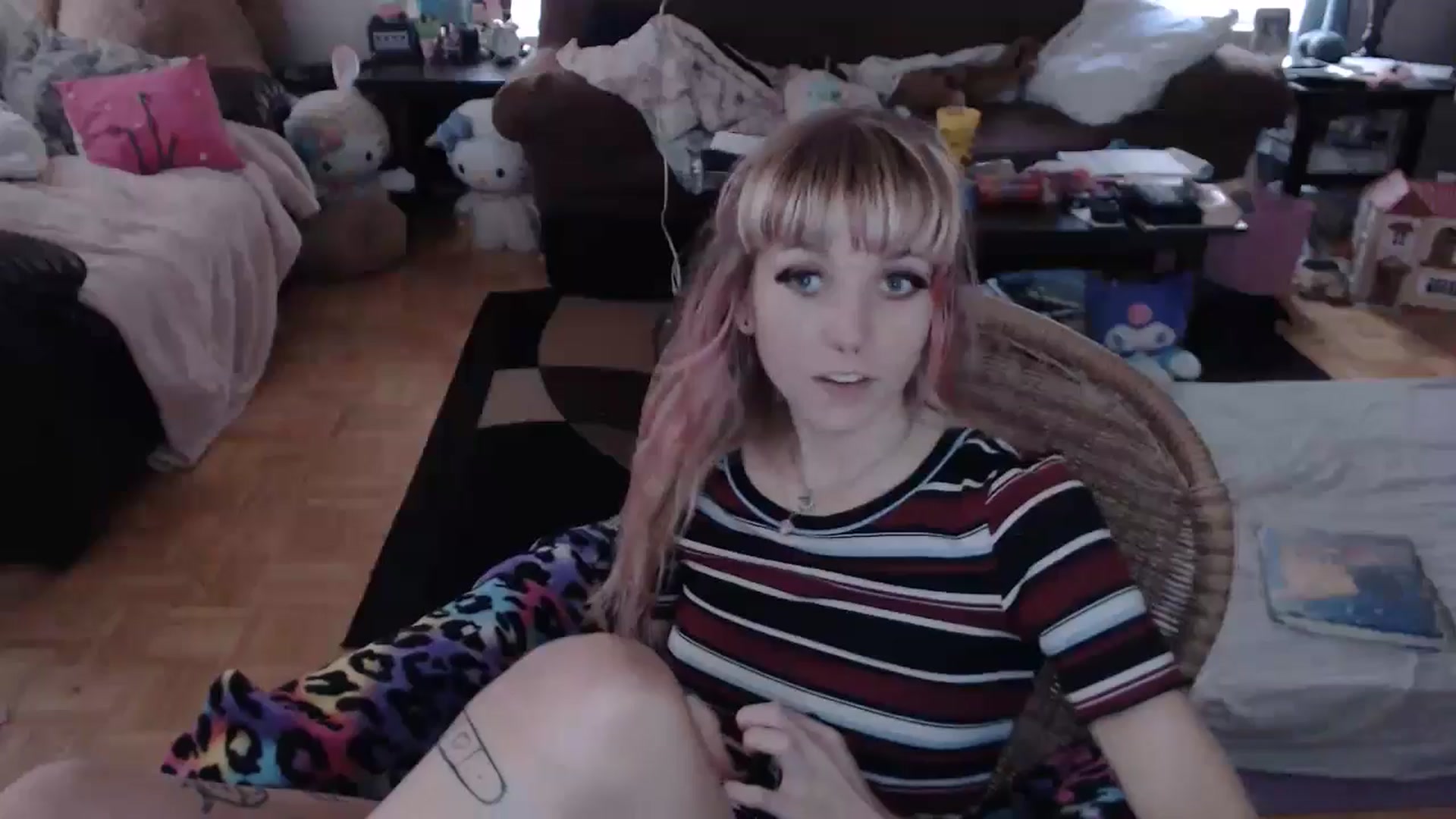 Gallery image thumbnail from Aspen_Elise's myfreecams stream on, 08/20/2024, 16:20 image 13 of 20