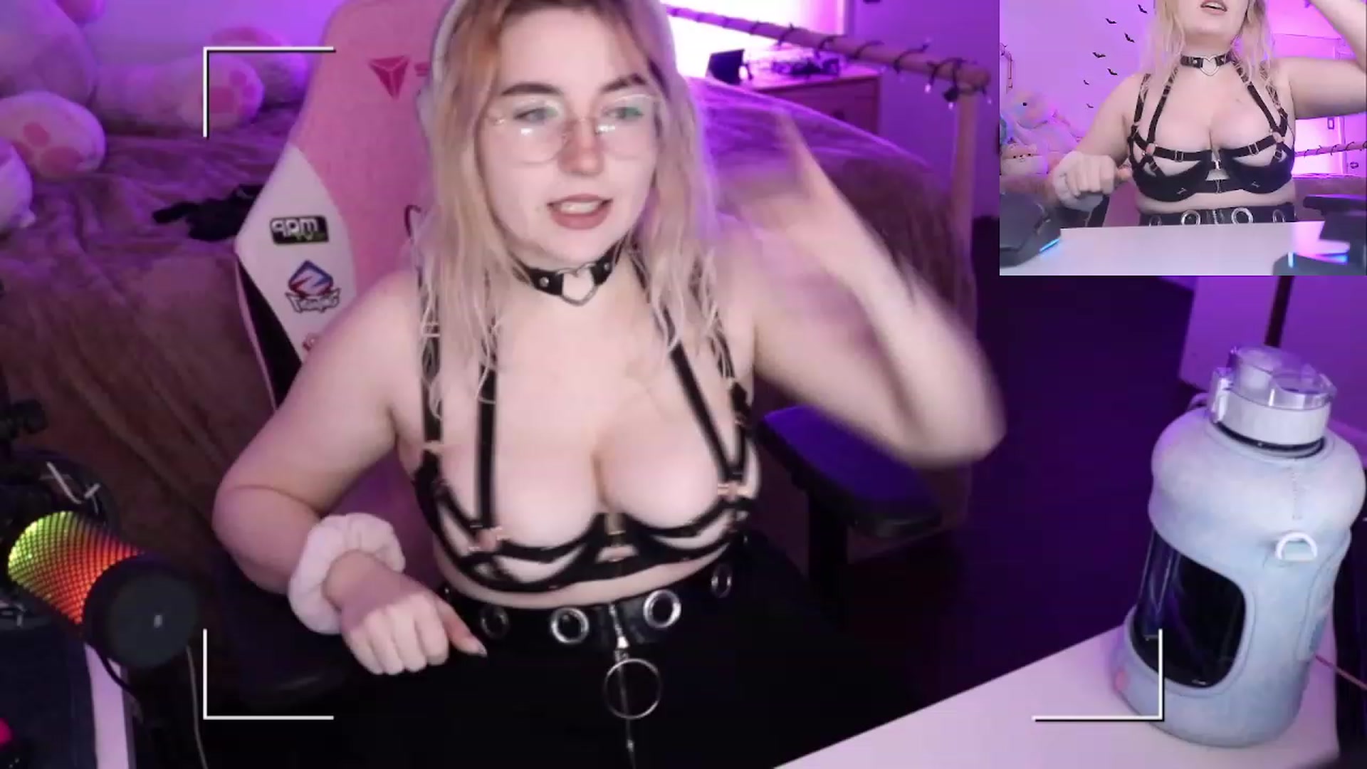 Gallery image thumbnail from Aspen_Mai's myfreecams stream on, 04/07/2023, 07:32 image 18 of 20
