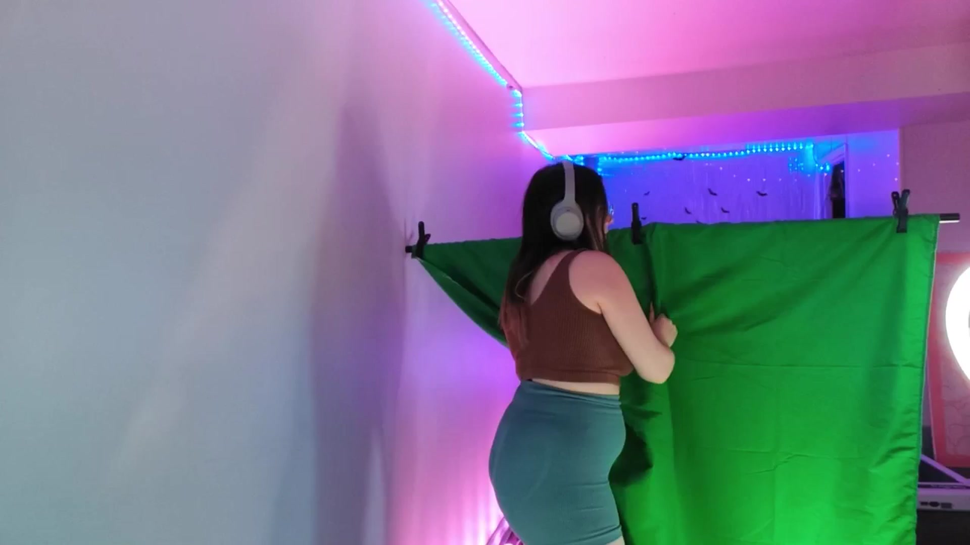 Gallery image thumbnail from Aspen_Mai's myfreecams stream on, 04/28/2025, 03:50 image 16 of 20