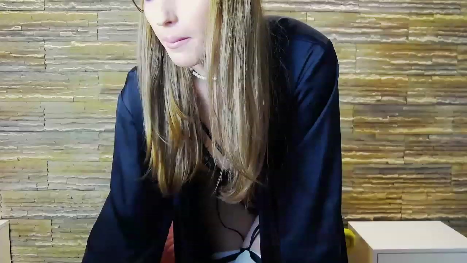 Gallery image thumbnail from AstridLuna_'s myfreecams stream on, 11/28/2022, 23:04 image 6 of 20