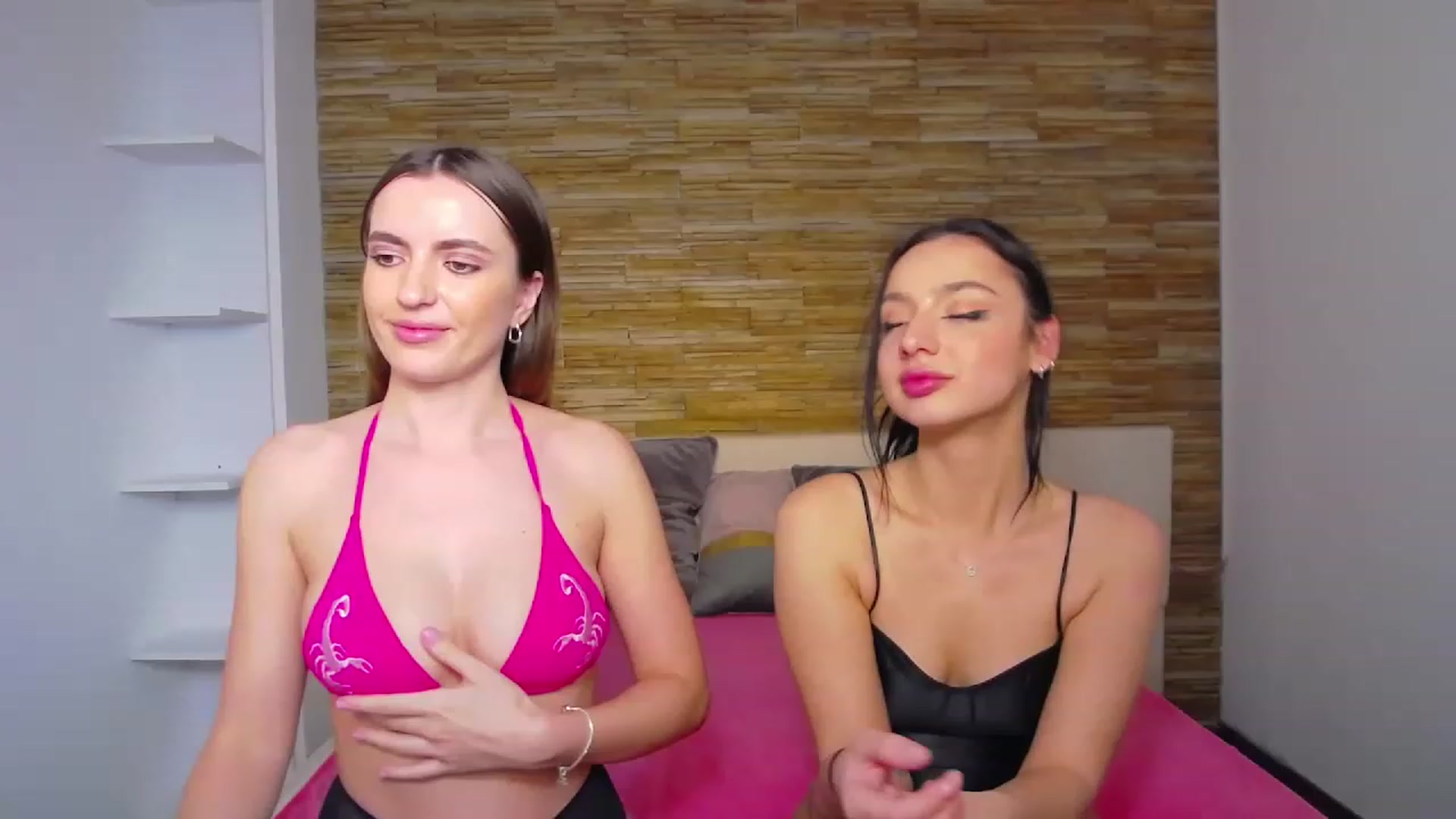 Gallery image thumbnail from AstridLuna_'s myfreecams stream on, 12/07/2022, 19:30 image 16 of 20