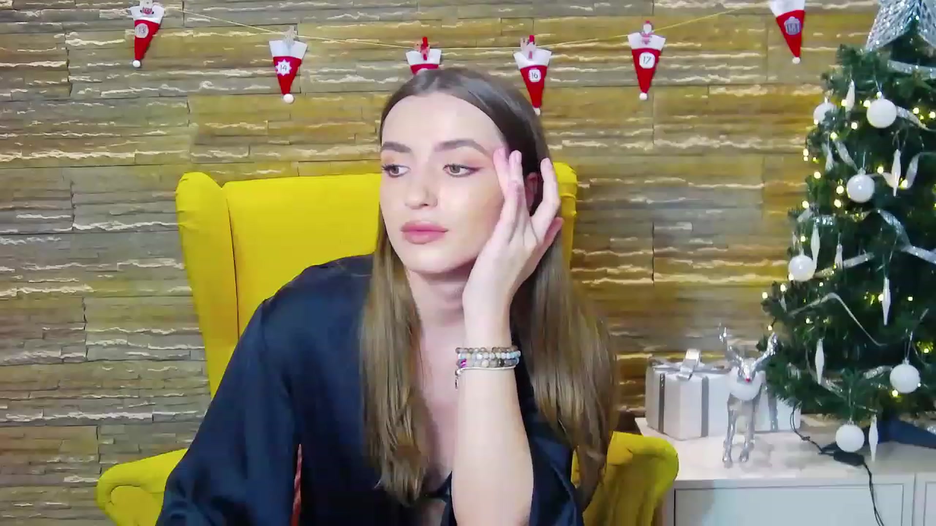 Gallery image thumbnail from AstridLuna_'s myfreecams stream on, 12/15/2022, 24:10 image 5 of 20
