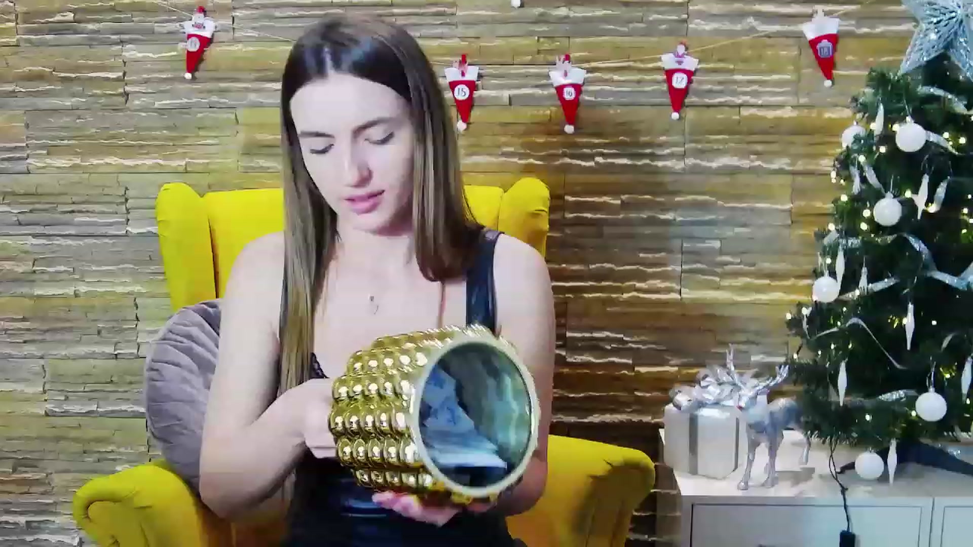 Gallery image thumbnail from AstridLuna_'s myfreecams stream on, 12/19/2022, 24:44 image 3 of 20