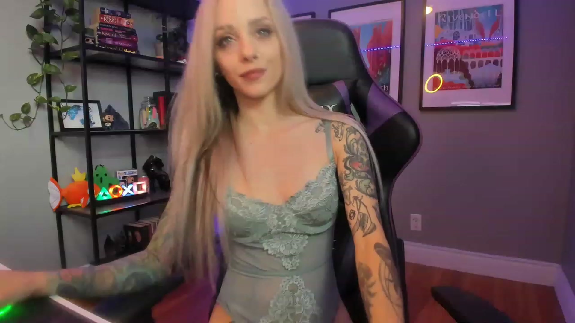 Gallery image thumbnail from AstridLuxe's myfreecams stream on, 11/16/2022, 16:25 image 11 of 20