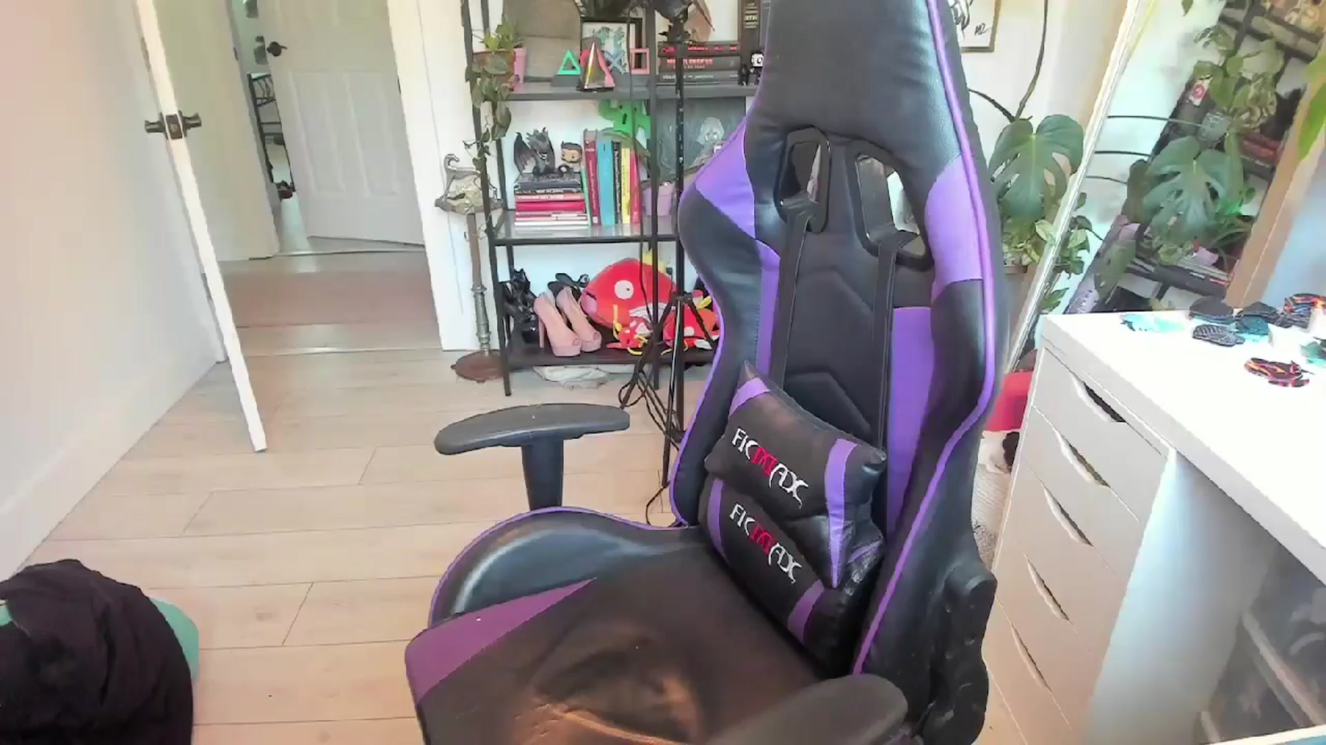 Gallery image thumbnail from AstridLuxe's myfreecams stream on, 06/14/2024, 17:55 image 3 of 20