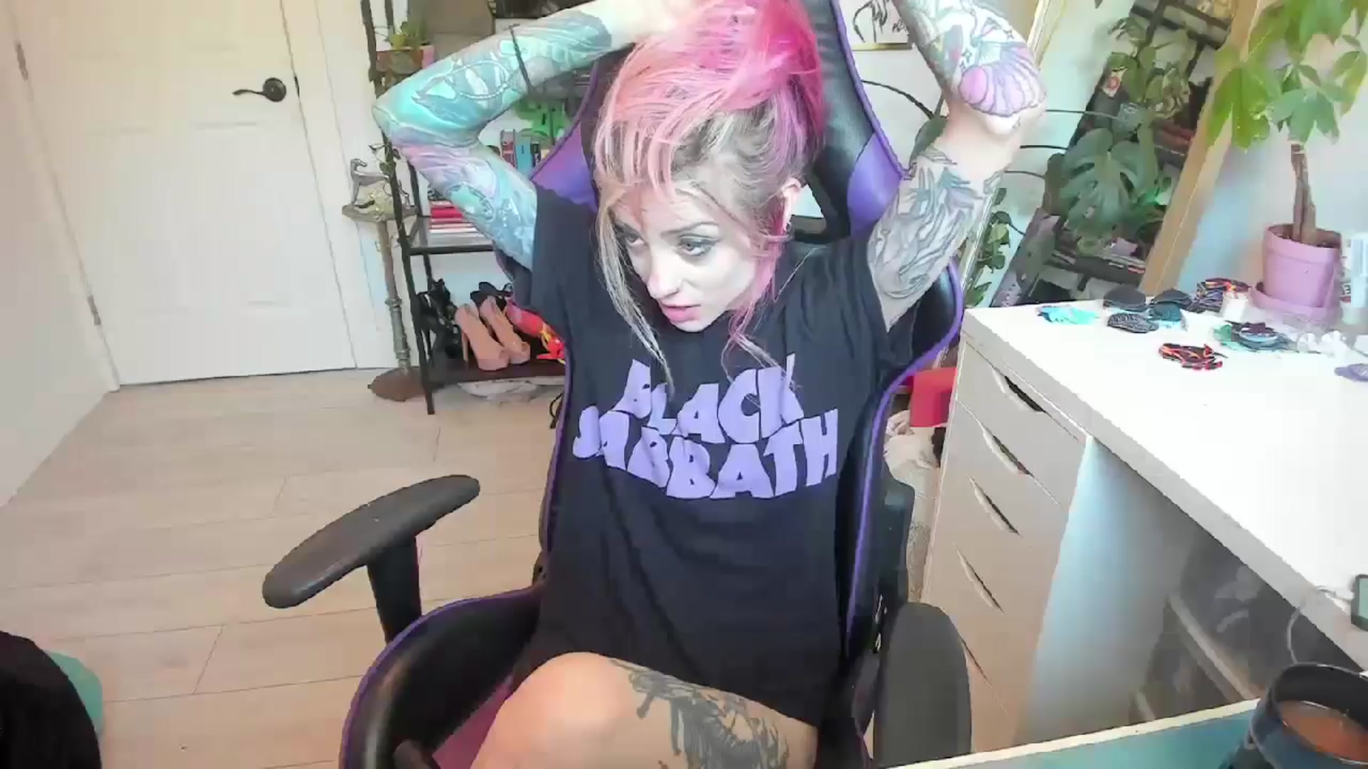 Gallery image thumbnail from AstridLuxe's myfreecams stream on, 06/14/2024, 17:55 image 11 of 20