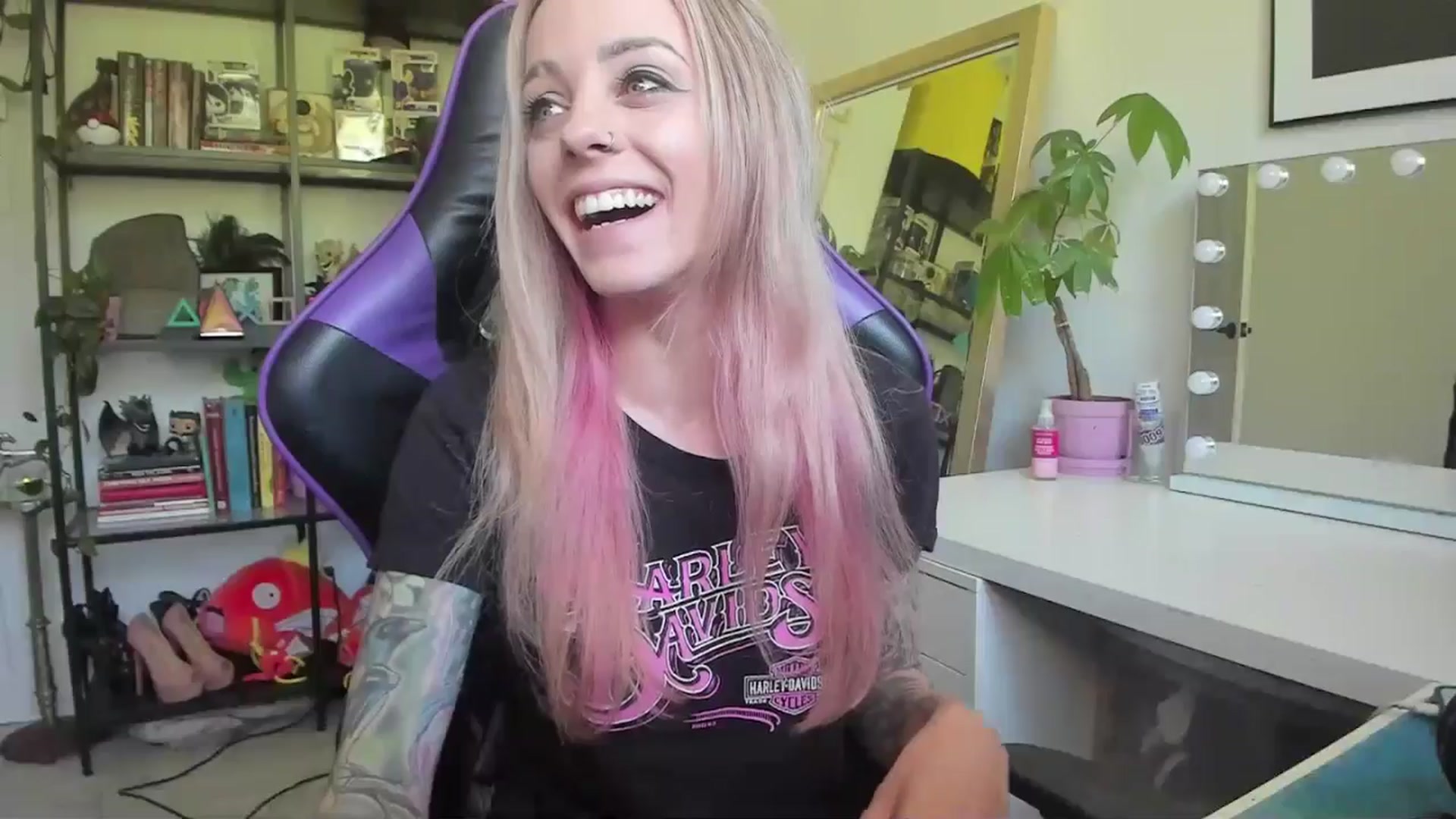 Gallery image thumbnail from AstridLuxe's myfreecams stream on, 06/19/2024, 13:59 image 6 of 20
