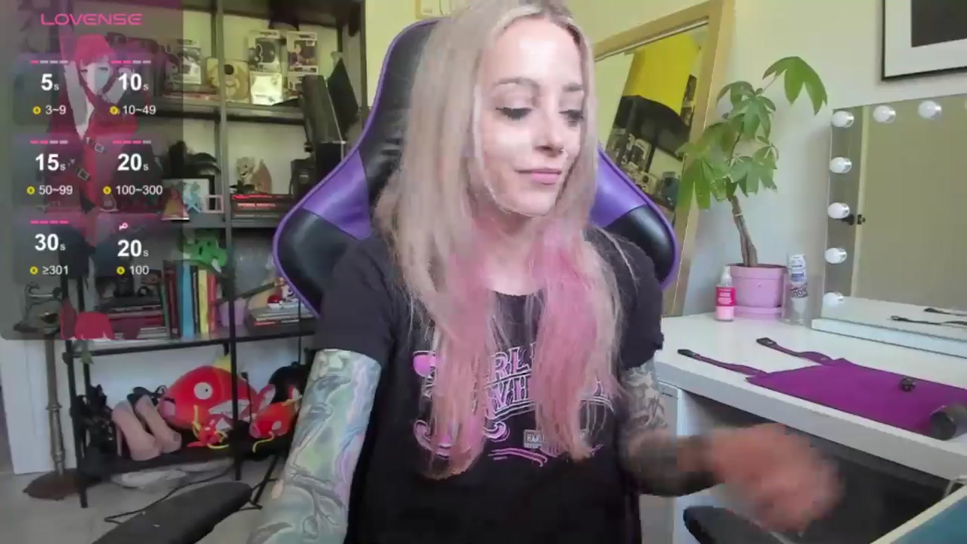Gallery image thumbnail from AstridLuxe's myfreecams stream on, 06/19/2024, 14:24 image 19 of 20