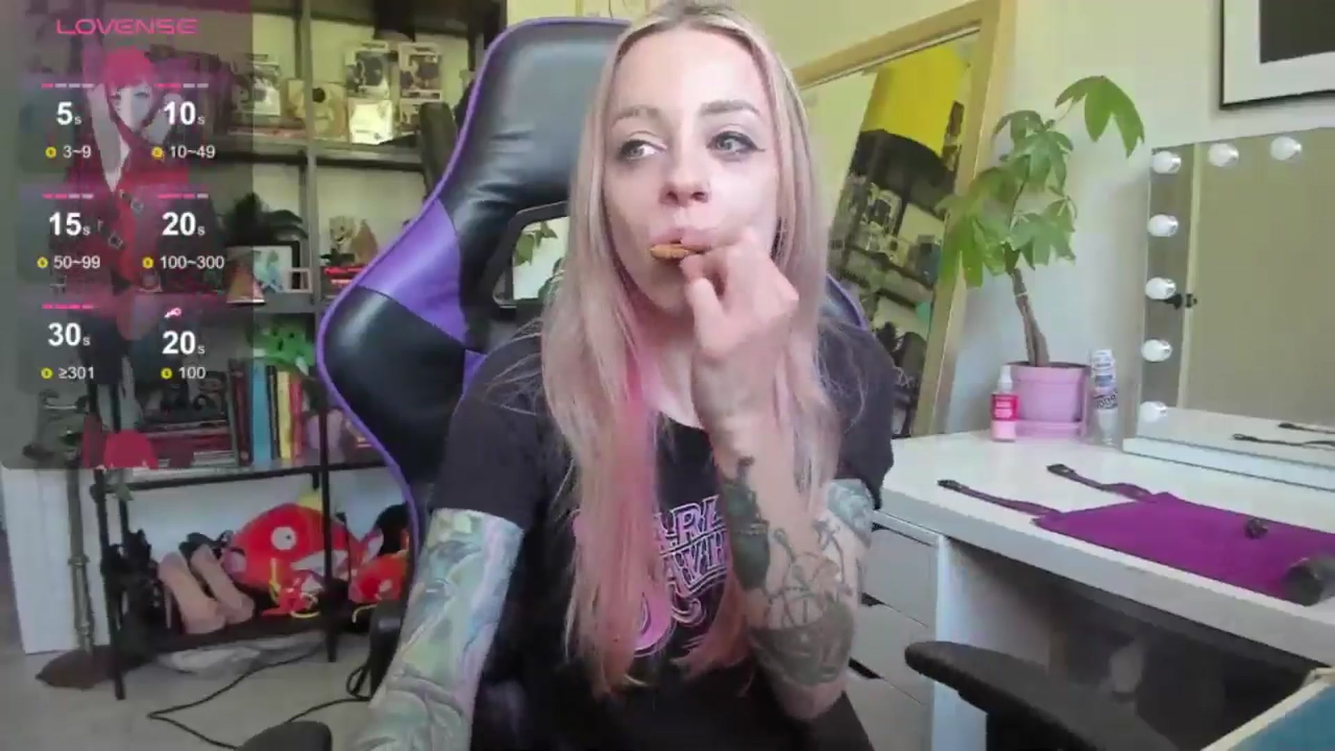 Gallery image thumbnail from AstridLuxe's myfreecams stream on, 06/19/2024, 14:43 image 2 of 20