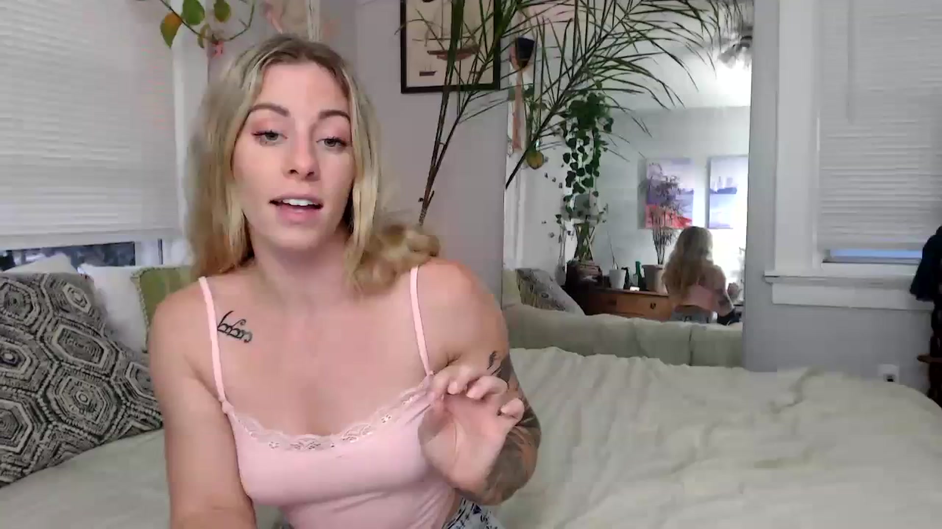 Gallery image thumbnail from AthenaSiren's myfreecams stream on, 10/03/2023, 23:27 image 8 of 20