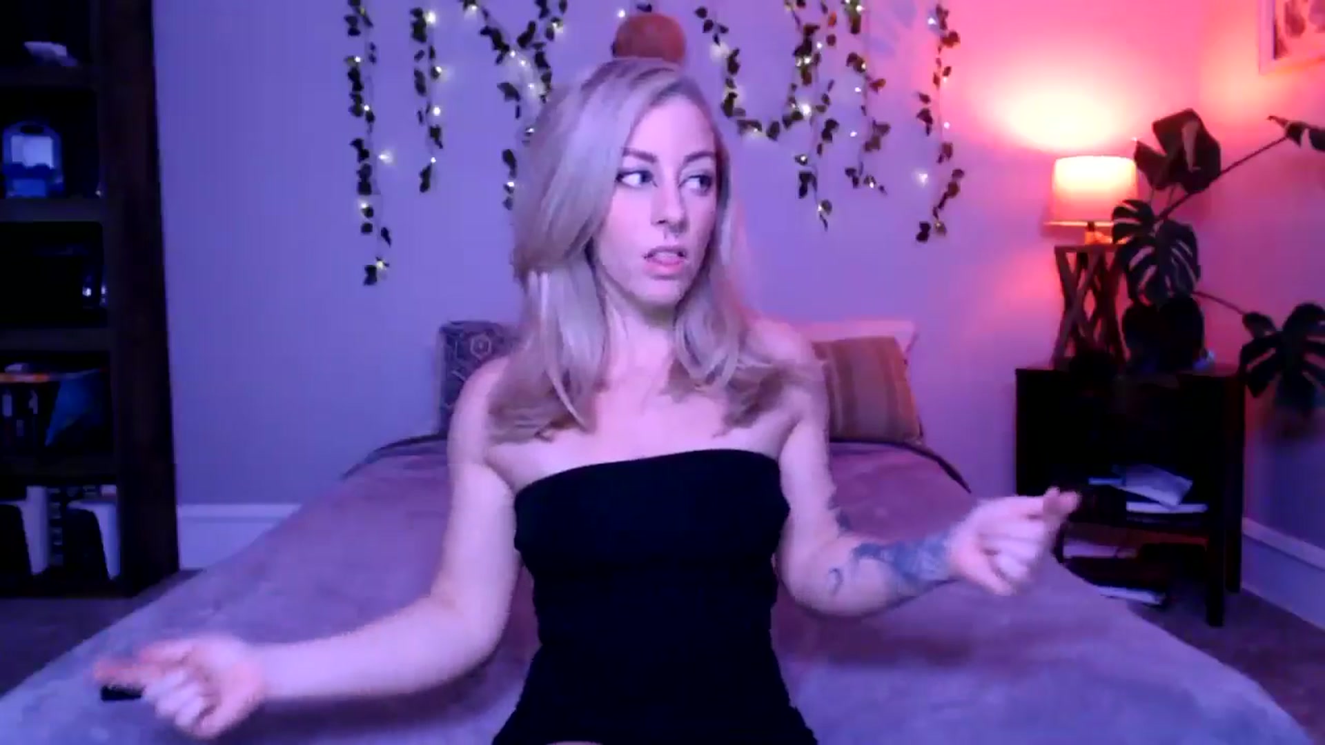 Gallery image thumbnail from AthenaSiren's myfreecams stream on, 05/26/2025, 24:54 image 17 of 20