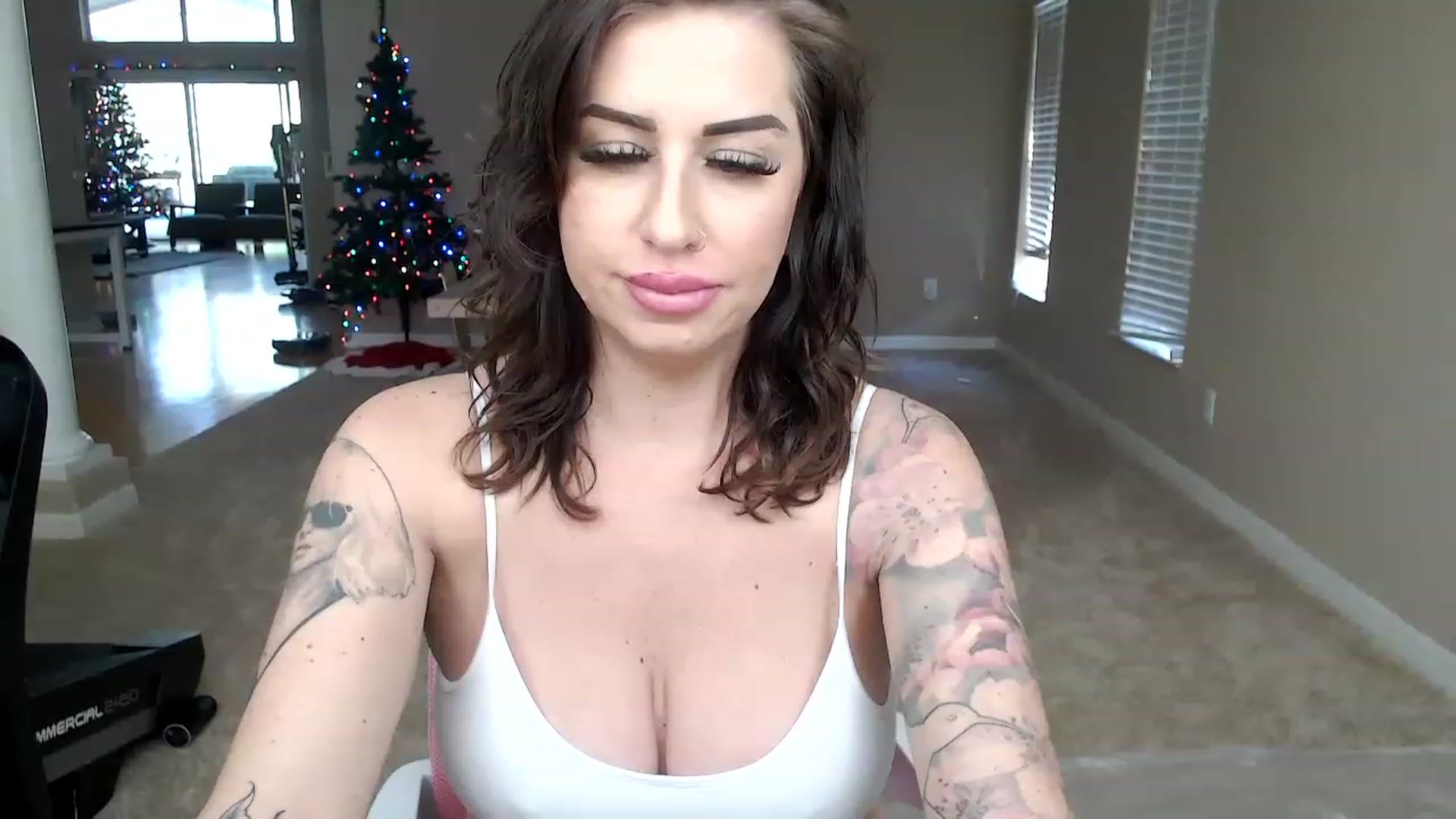 Gallery image thumbnail from AtomicMILF's myfreecams stream on, 12/08/2022, 16:47 image 8 of 20